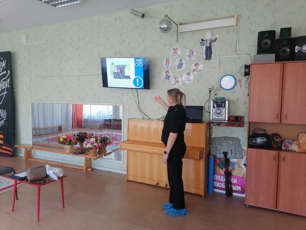 Сегодня в старшей группе инспектор ГИБДД Мария Владимировна провела беседу о правилах д...