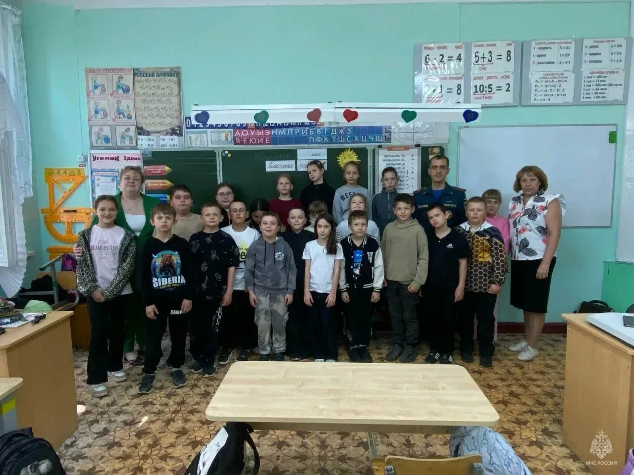 📖 Огнеборцы провели открытые уроки, посвященные безопасности в дни летних школьных каникул.  🏢 В пос
