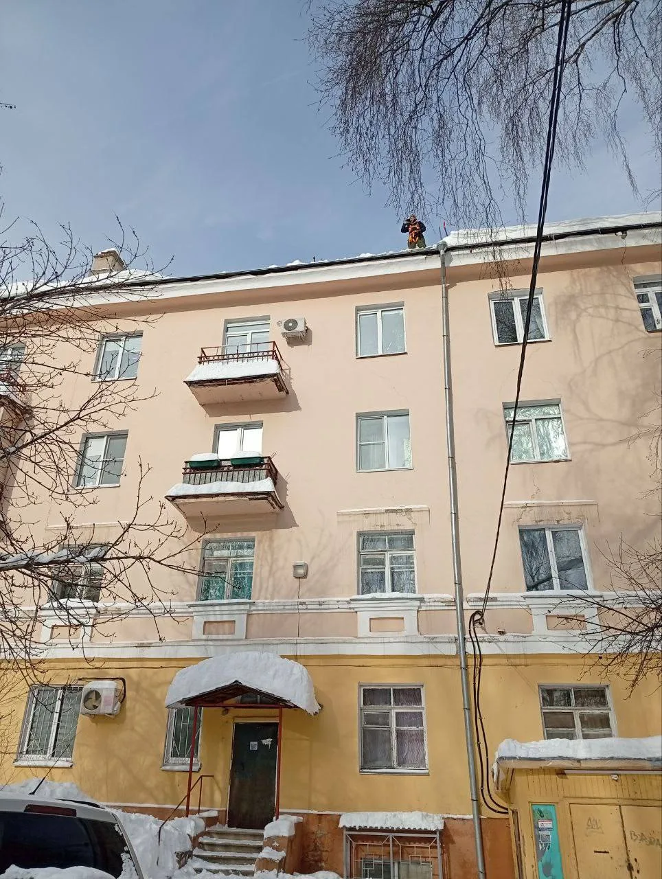 Наши промышленные альпинисты ежедневно, без перерывов и выходных, продолжают очищать крыши от снега 
