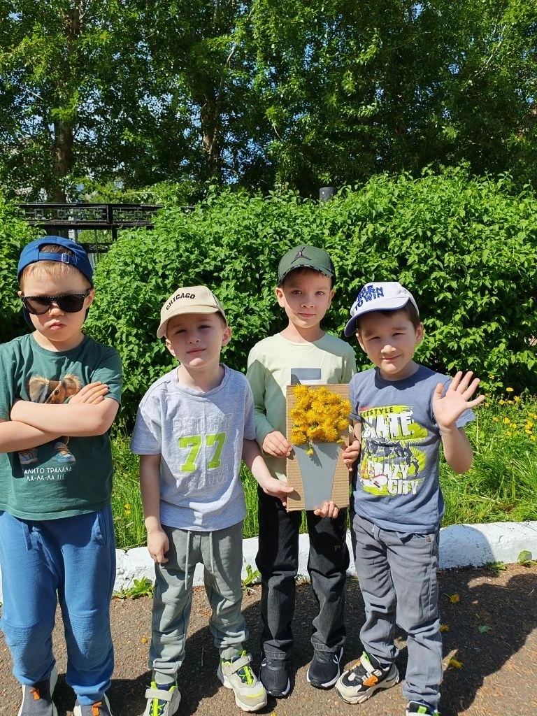 🌼Коллективная поделка (на прогулке) в старшей группе №2 "Одуванчики в вазе".