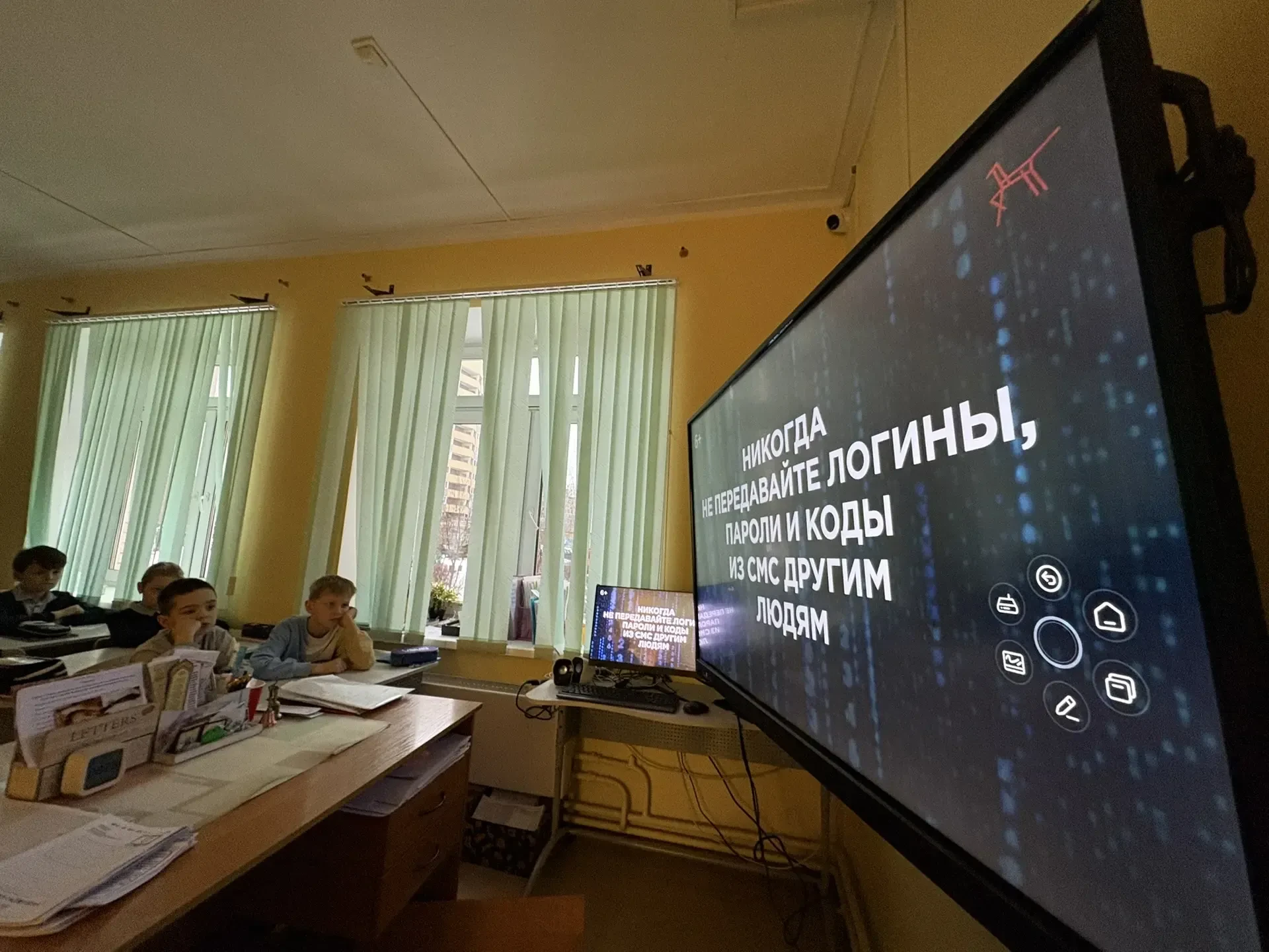 В понедельник, 2 февраля, мы традиционно начинаем учебную неделю с внеурочного занятия "Разговоры о 