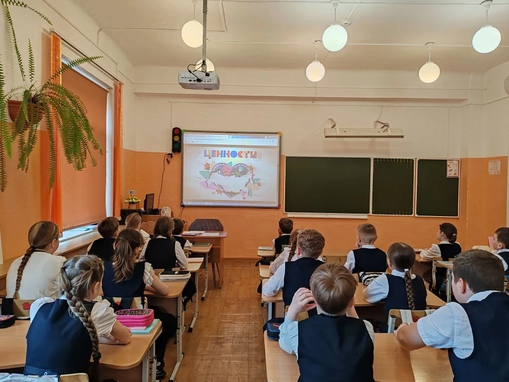 ✨🤗 Сегодня на "Разговорах о важном" обучающиеся начальных классов говорили о том, что значит  работа
