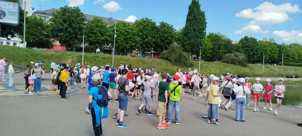 Много внимания уделяется в школьном лагере спортивным мероприятиям, играм на свежем воздухе. Ребята 