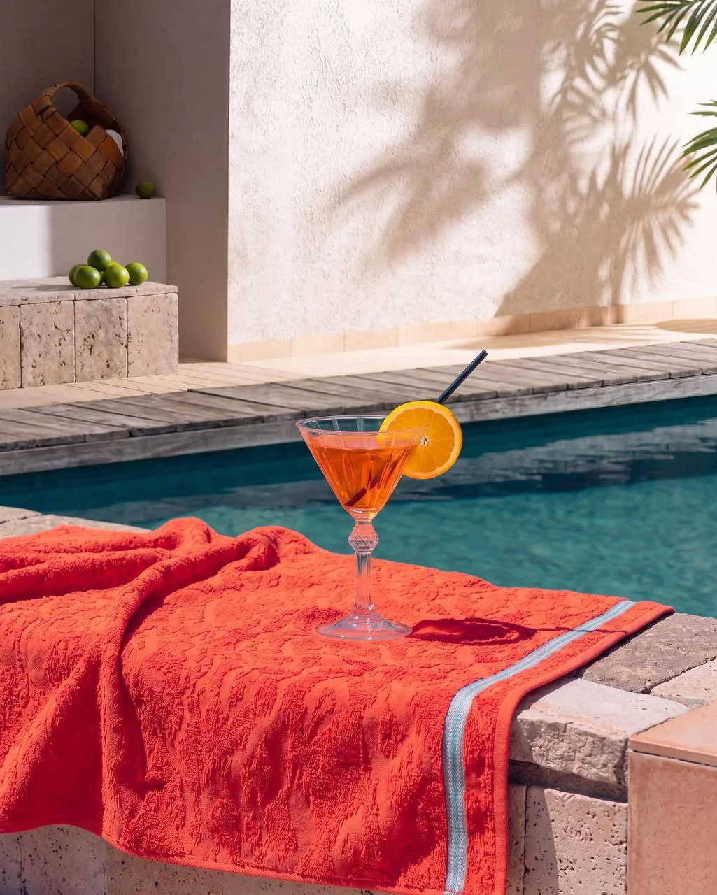 Лето, солнце — и абсолютная беззаботность!🍹
Создайте себе такую атмосферу, даже если до отпуска еще