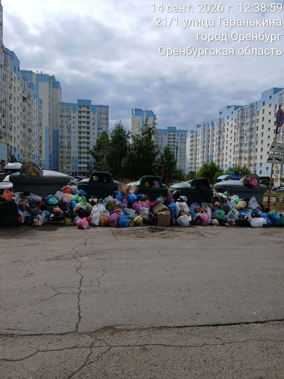 Горы мусора на детской площадке: Жители улицы Гаранькина в Оренбурге годами борются за ...