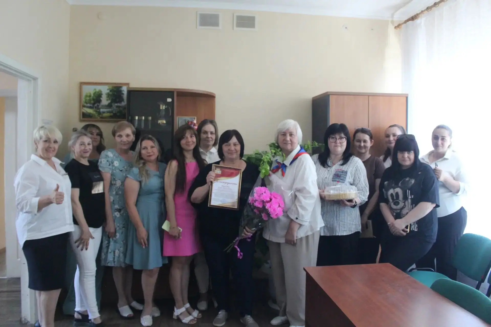 Светлана Гизай и Антонина Гречишкина поздравили коллектив соцзащиты Славяносербского ок...
