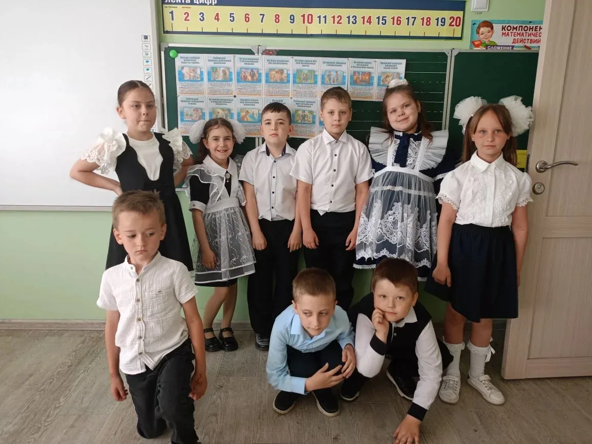 Последний звонок прозвенел - теперь только солнце, свобода и никаких «к доске!» 🔔🎒