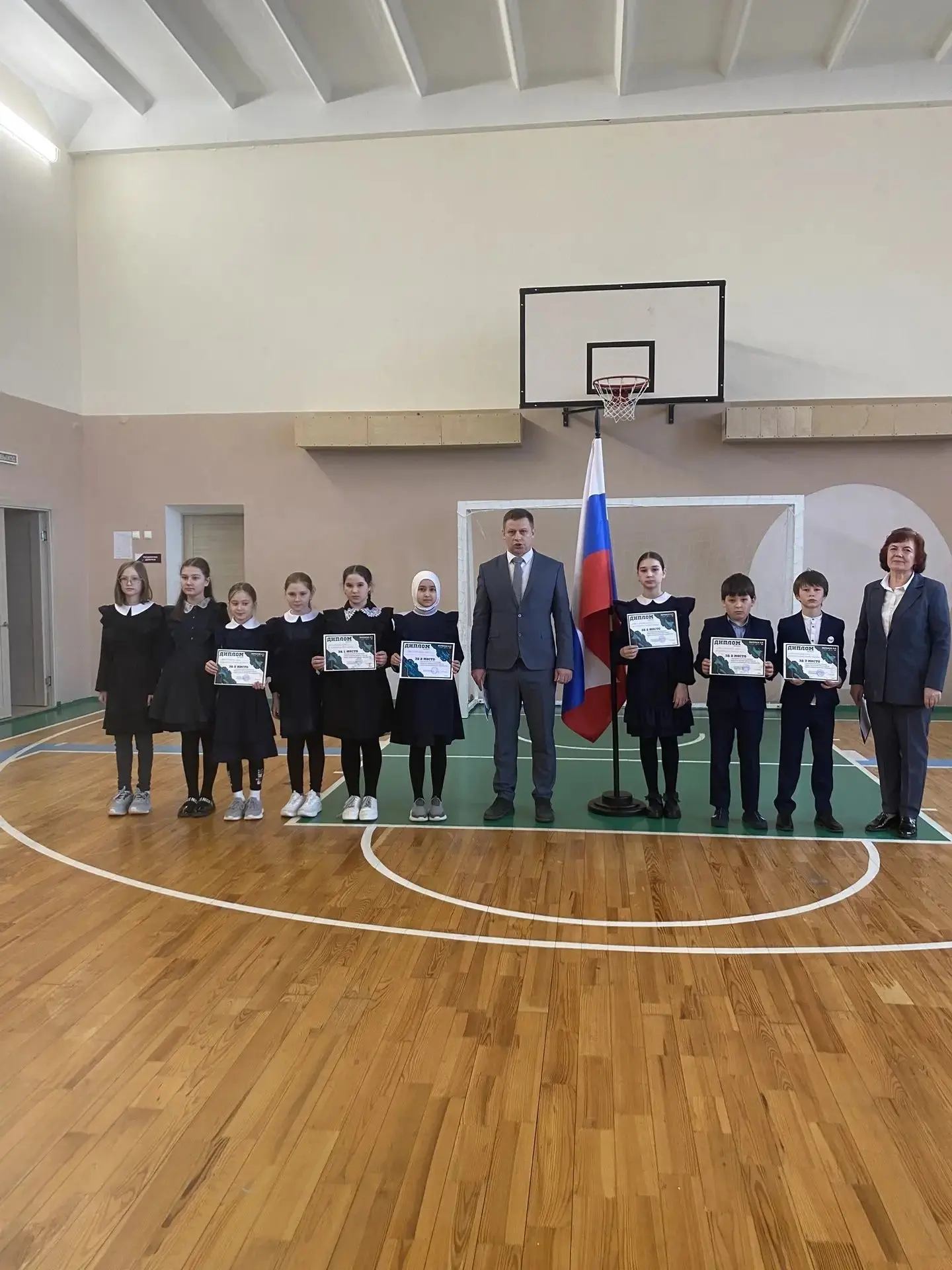 Традиционная линейка по понедельникам Сегодня в нашей школе состоялась традиционная общешкольная лин