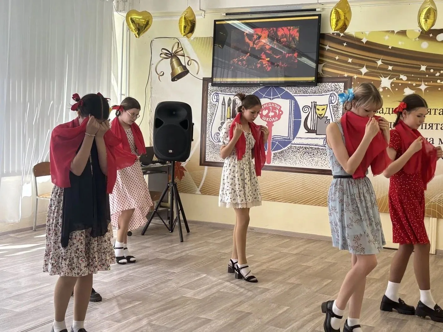 🎶🏆 Итоги школьного конкурса инсценированной военной песни «На привале» (1 корпус) 🇷🇺В нашей школе за