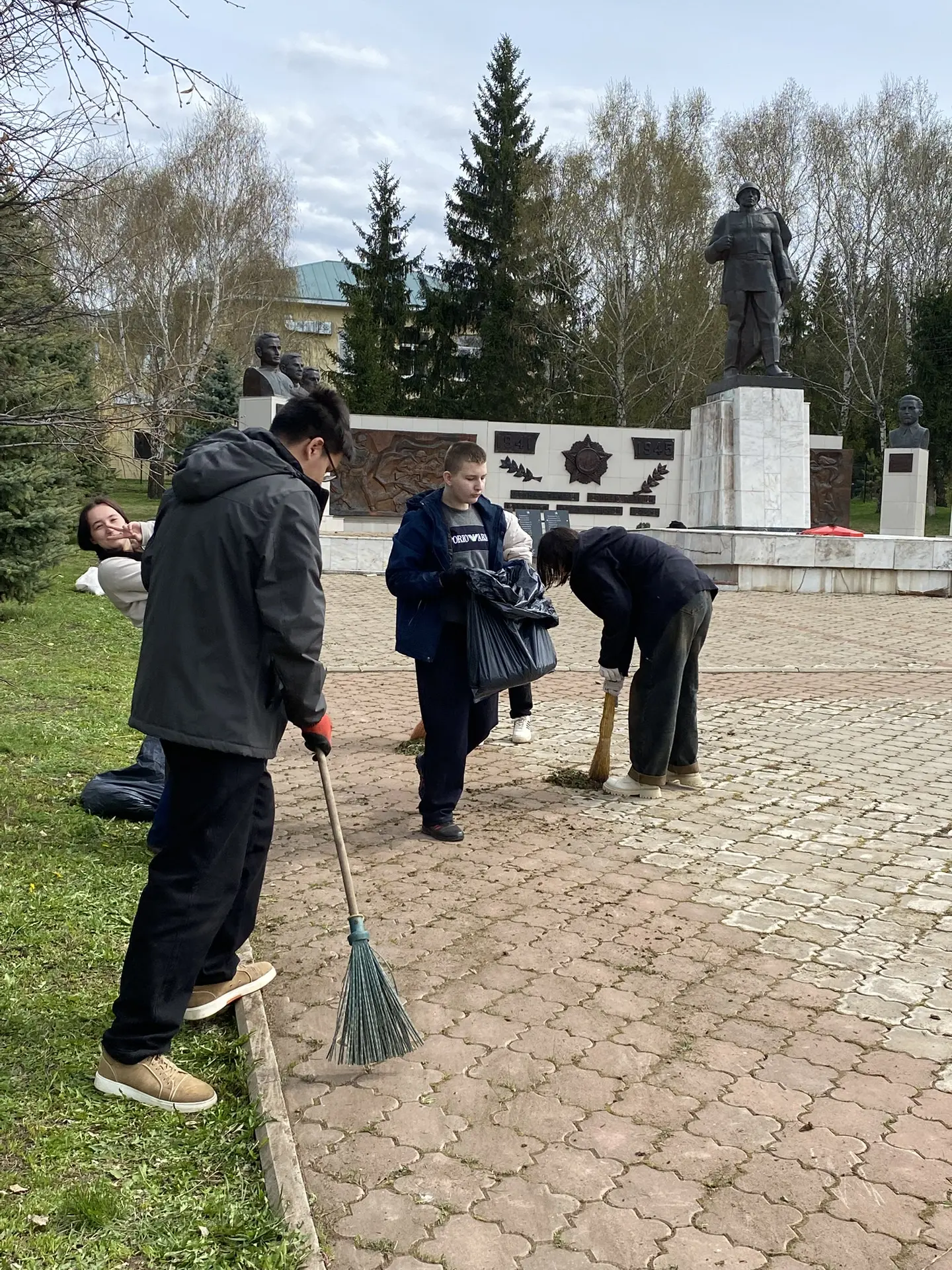 Сегодня в нашей школе прошел дружный субботник. Спасибо всем педагогическим работникам,...