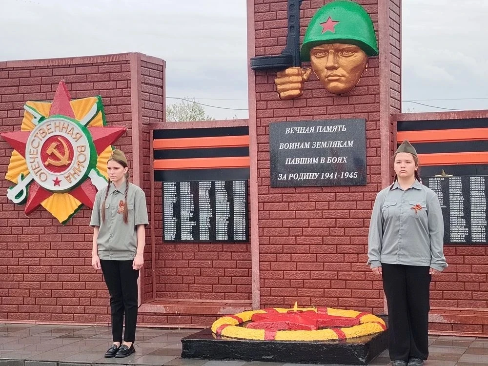 🇷🇺 Полозаозерская школа помнит!  Сегодня, 9 мая, коллектив нашей школы — учащиеся, педагоги и работн