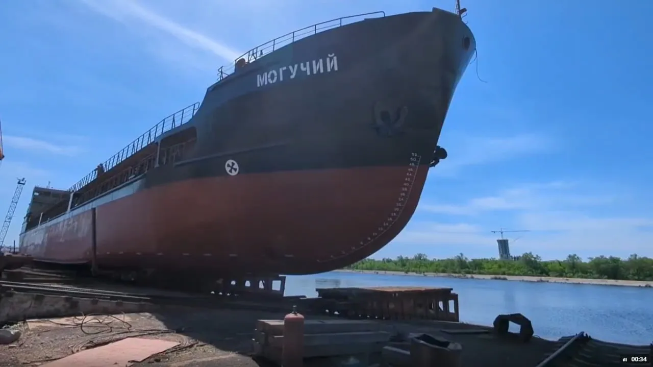 СПУЩЕН НА ВОДУ СУХОГРУЗ «МОГУЧИЙ»  На Балаковском судостроительно-судоремонтном заводе спустили на в