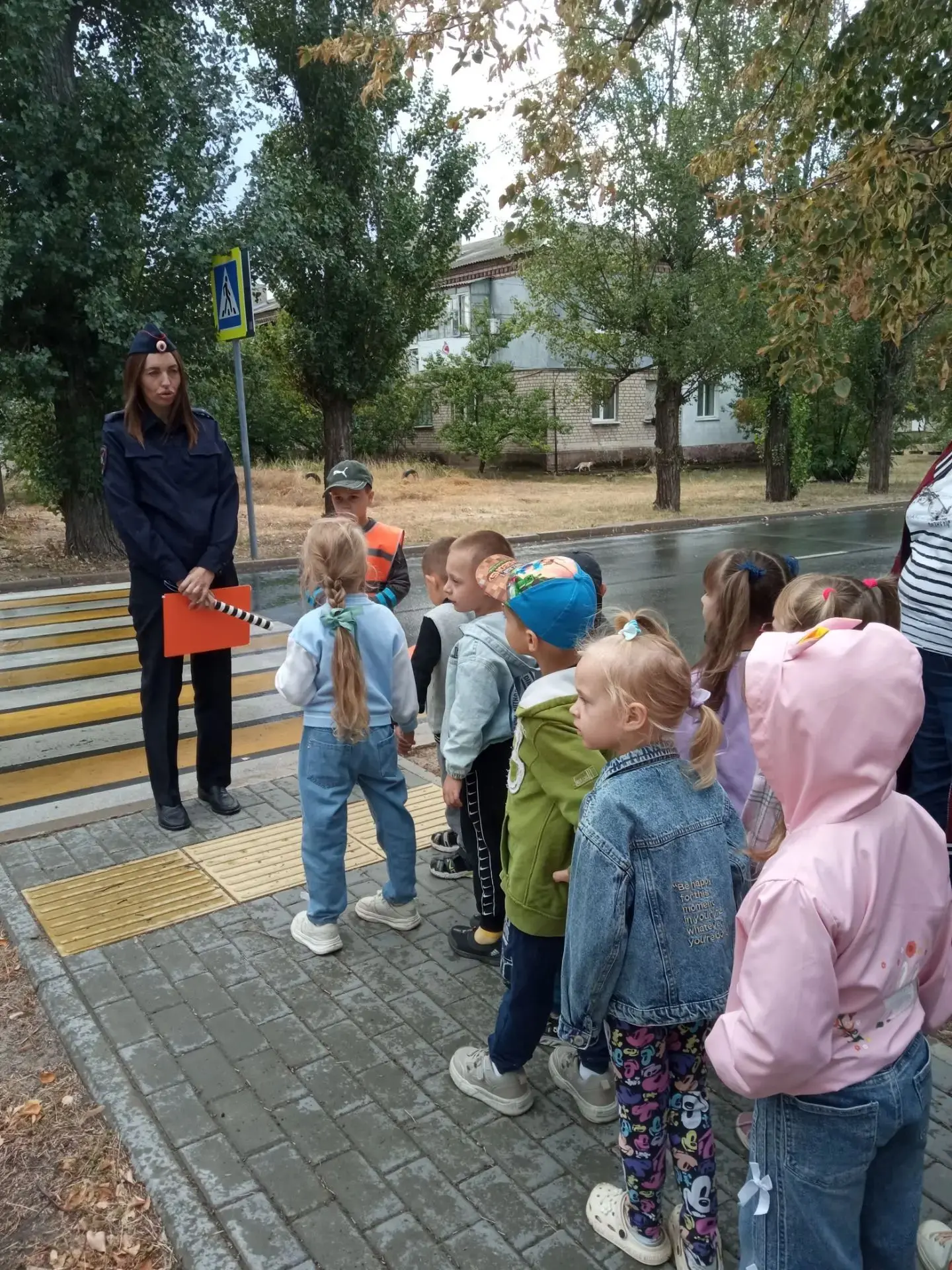 🚩 Безопасность начинается с детства: в нашем детском саду прошло занятие по ПДД