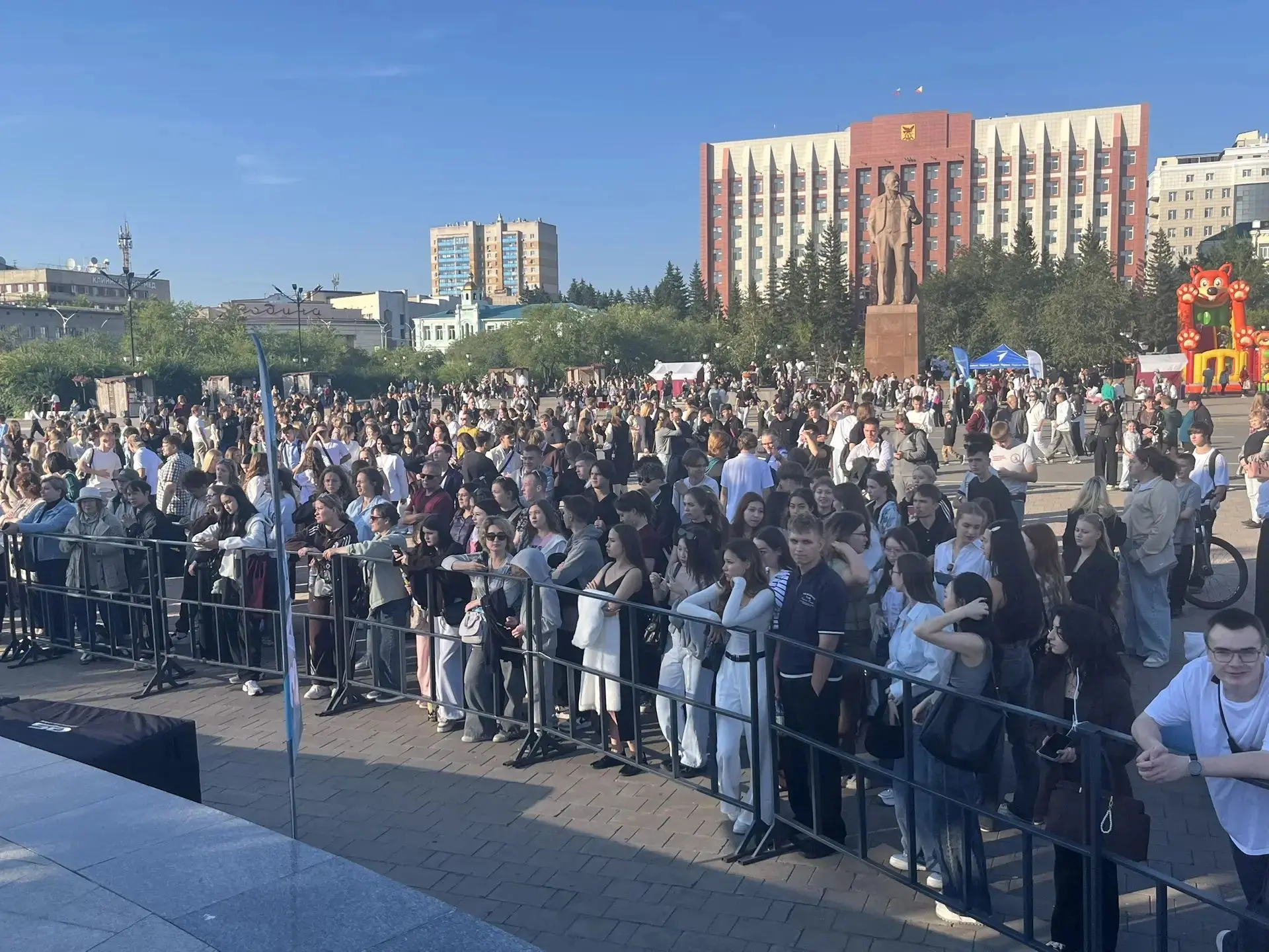 Городской фестиваль первокурсников «Первый вайб», прошедший на главной площади города, ...