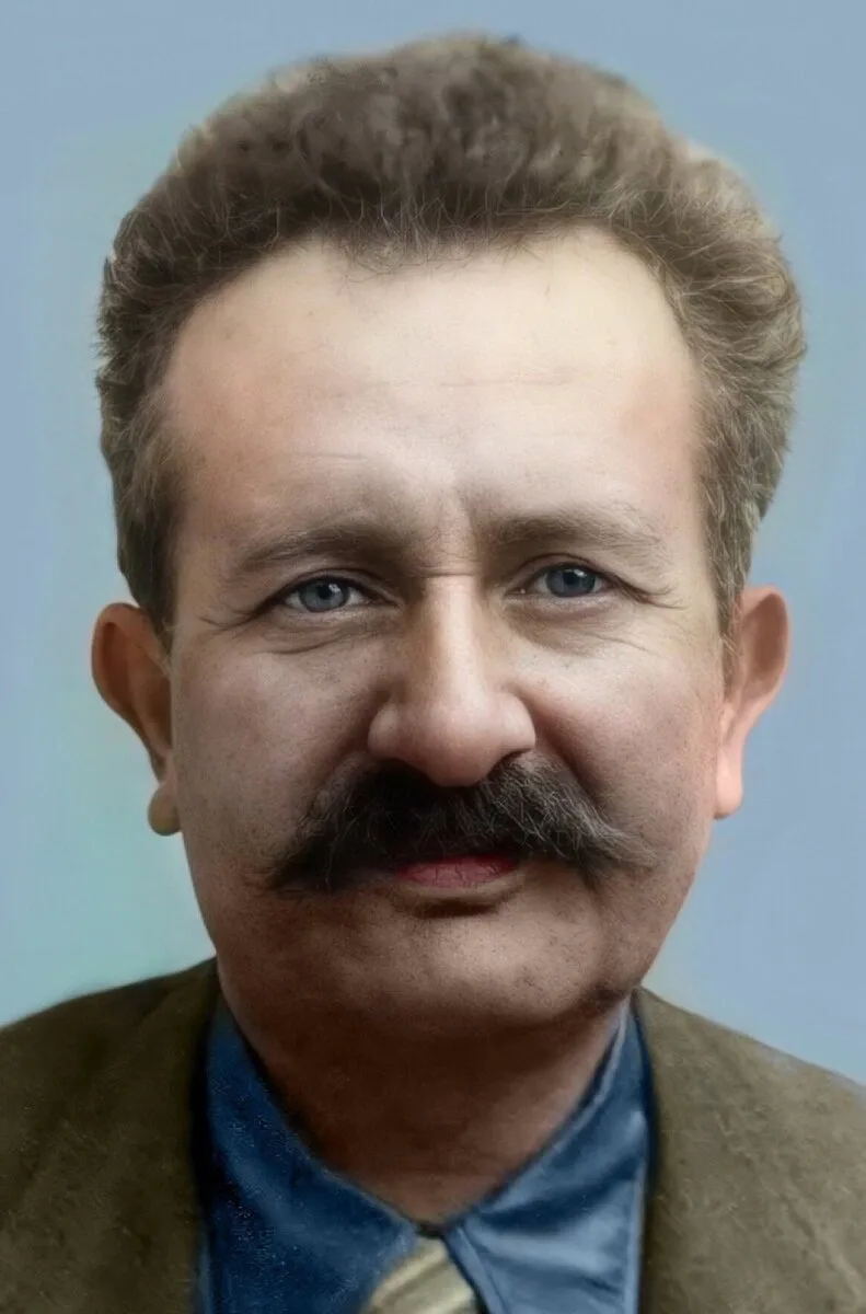 С Днем Победы!  Это мои дедушки. С усами - Захар (Захарий) Зиновьевич Дубровский, уроженец Луганска.