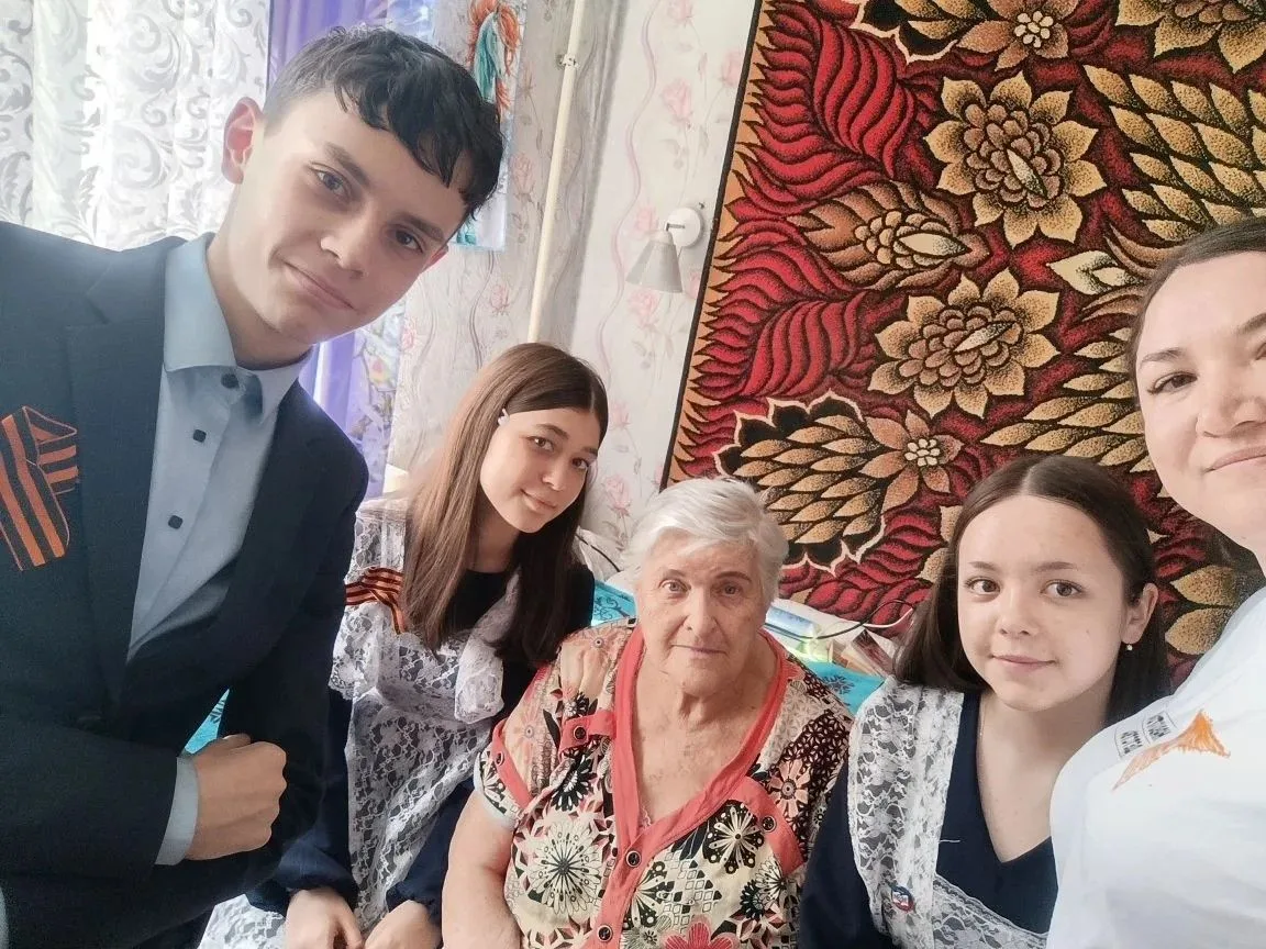 🌺🕊️ Пока жива память — жива связь поколений В День Победы советник директора по воспитанию Калинина 