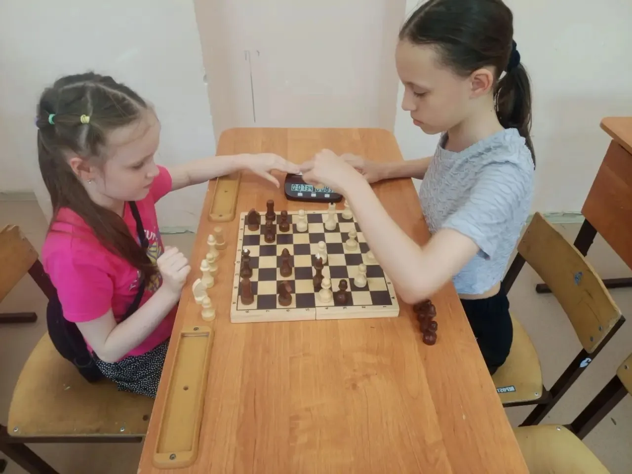 Сегодня 15 июня в ЛДЛ  "Ракета" (2 корпус) прошёл  турнир по шахматам. Юные шахматисты удивили быстр