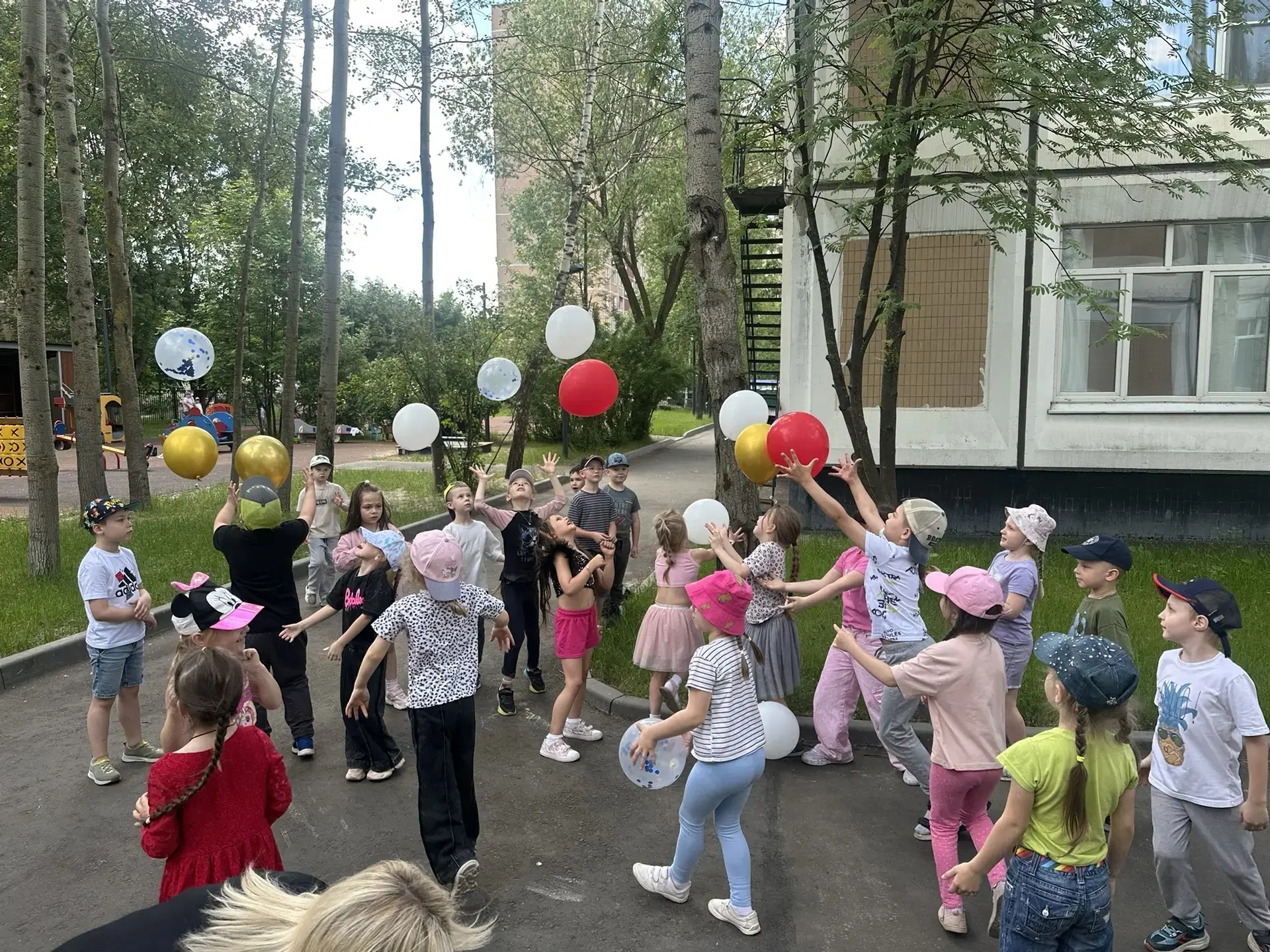 У малышей лето в разгаре! ☀️

В 6 корпусе прошёл летний праздник, а в 8 - дискотека с мыльными пузыр