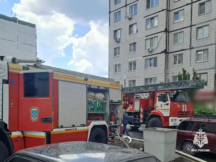 В пятницу в микрорайоне Конева в жилой девятиэтажке загорелась двухкомнатная квартира на последнем э