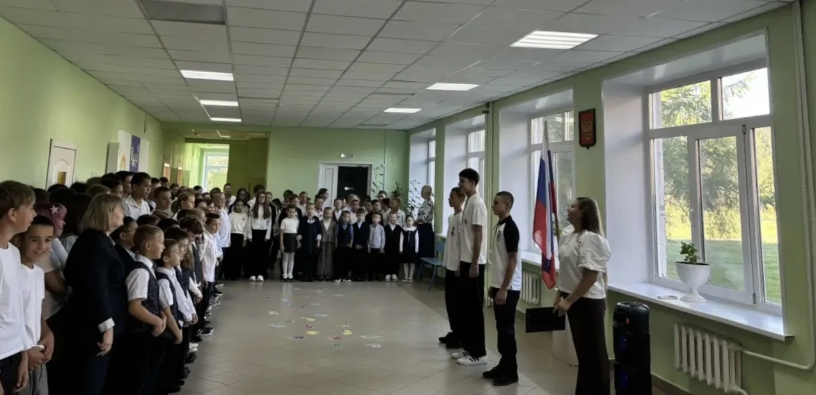 🇷🇺 Новая учебная неделя начинается с традиционной торжественной линейки с выносом Гос...