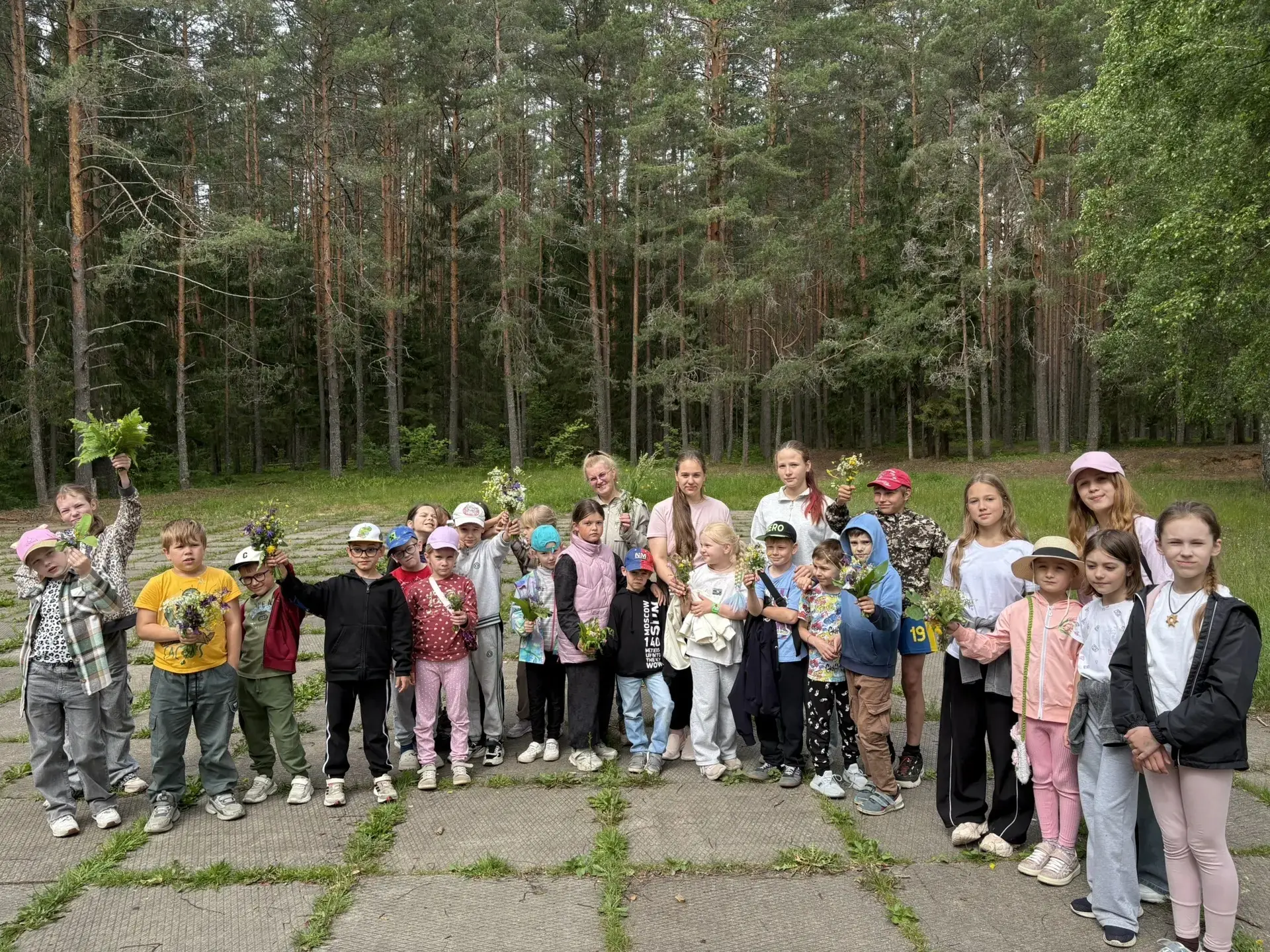 🌿 Зеленое царство нашего лагеря! 💚

Лето — это не только солнце и купание в озере, но и время неве