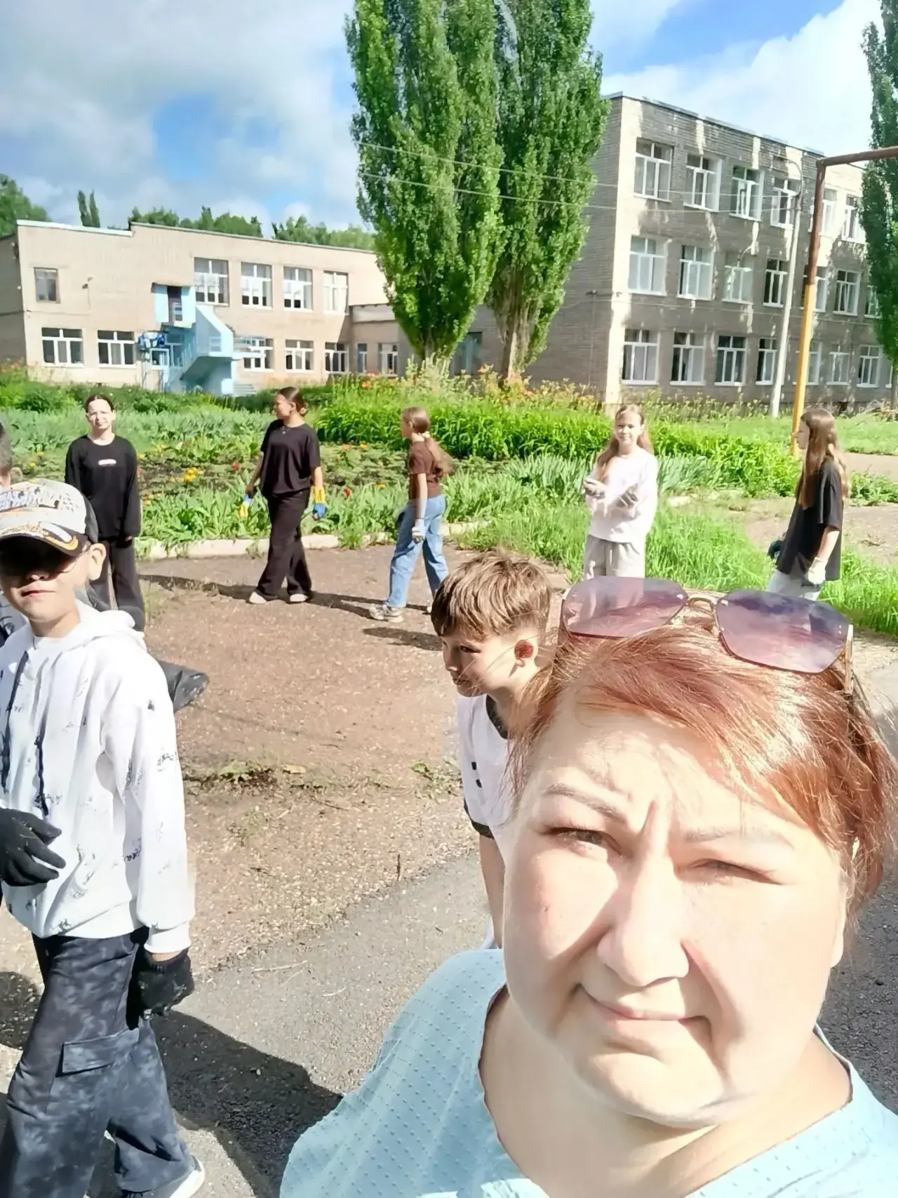 🧹 Труд - это тоже навык!
Учащиеся 5В класса на летних отработках учатся ответственности, работе в к