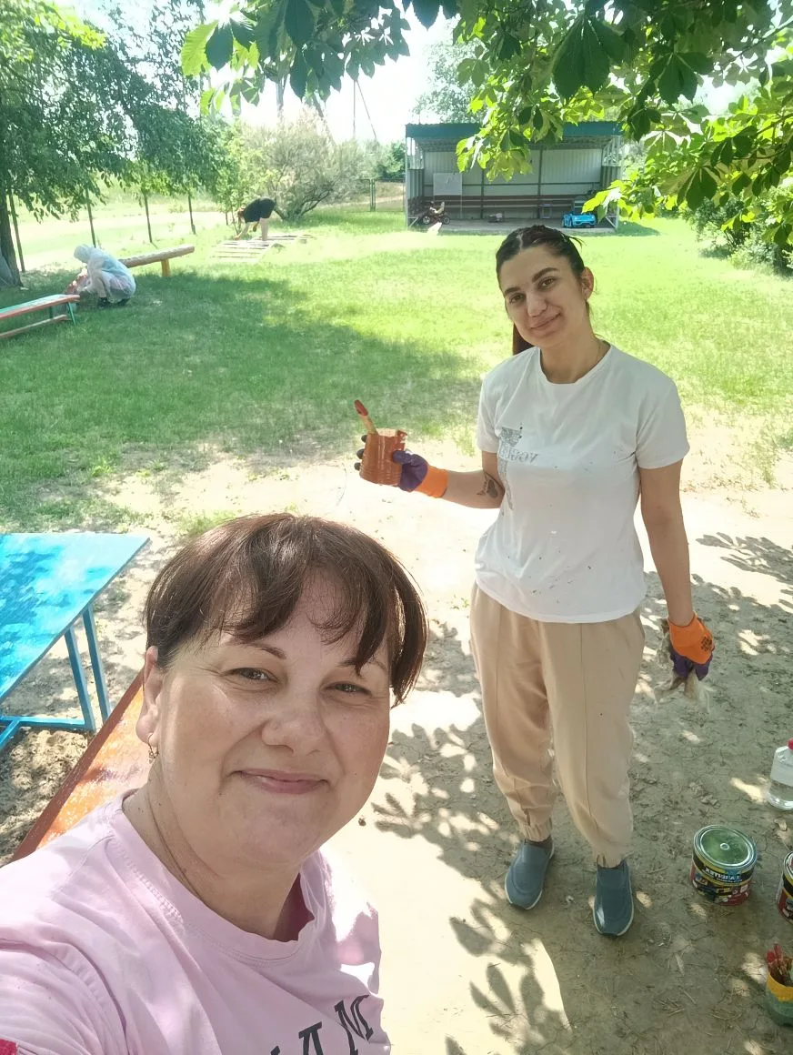 Пока Чайка строила свои планы на день, мы красили площадку в детском саду 😊