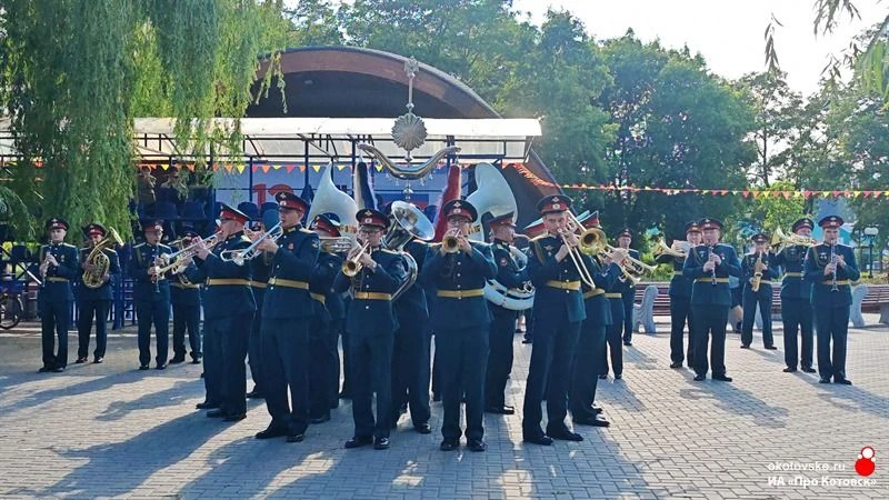 🎺 В Котовске выступил военный оркестр из Екатеринбурга

🎼 Концерт провели в рамках Международного 