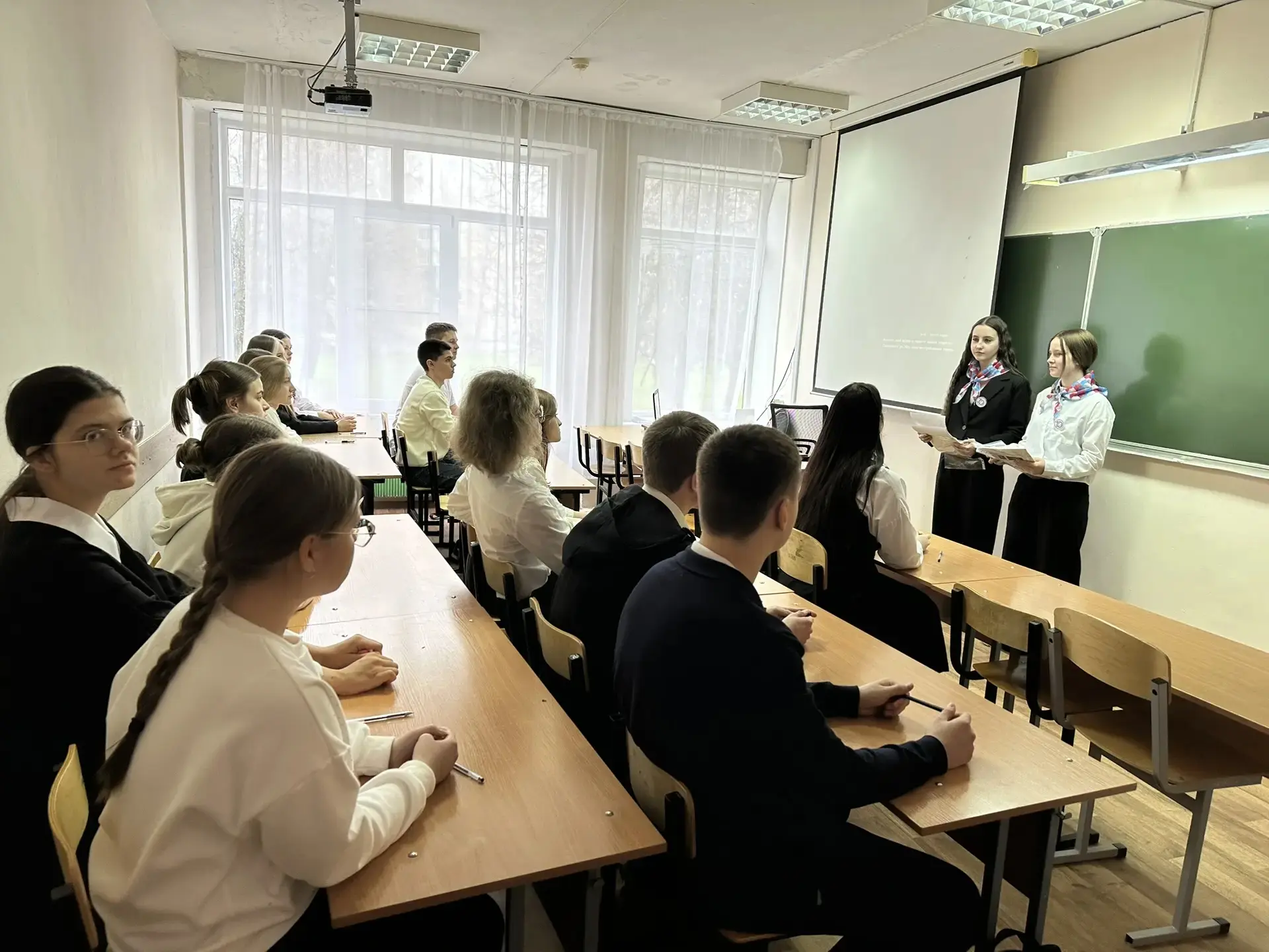 🌟 Наша школа стала площадкой для «Диктанта Победы»!  Сегодня старшеклассники с серьёзным настроем вз