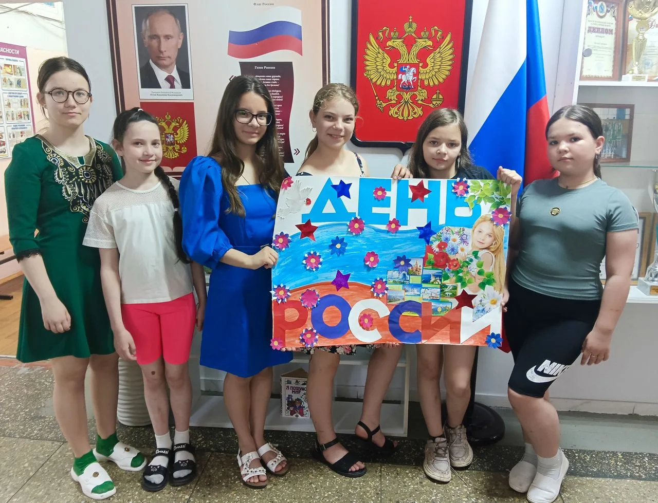 🎨 «С Днём России!» — занятие кружка «Талантливая радуга» в пришкольном лагере

🇷🇺 В преддверии Дн