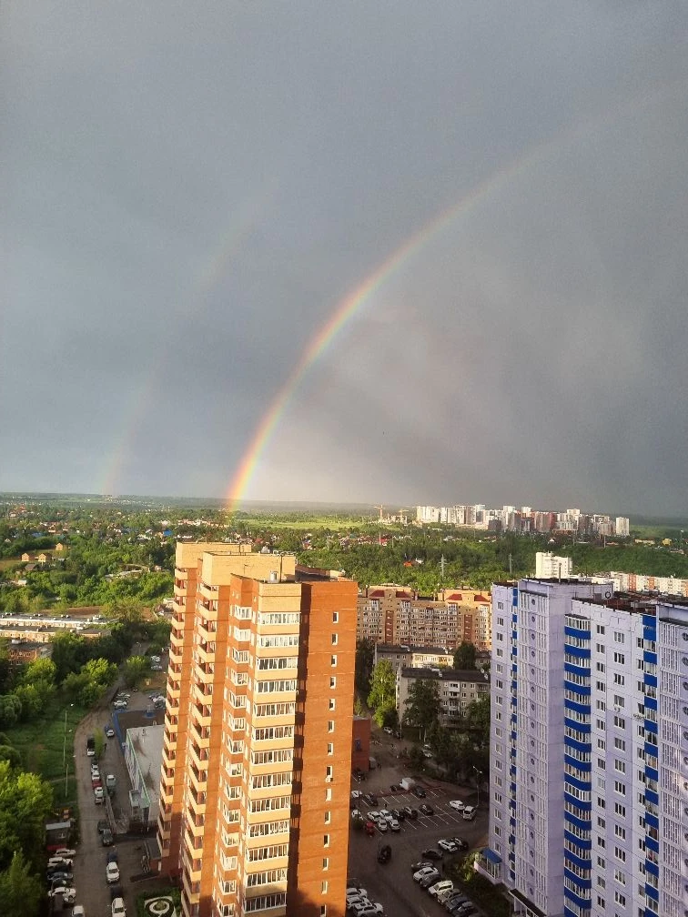Летняя радуга в небе.