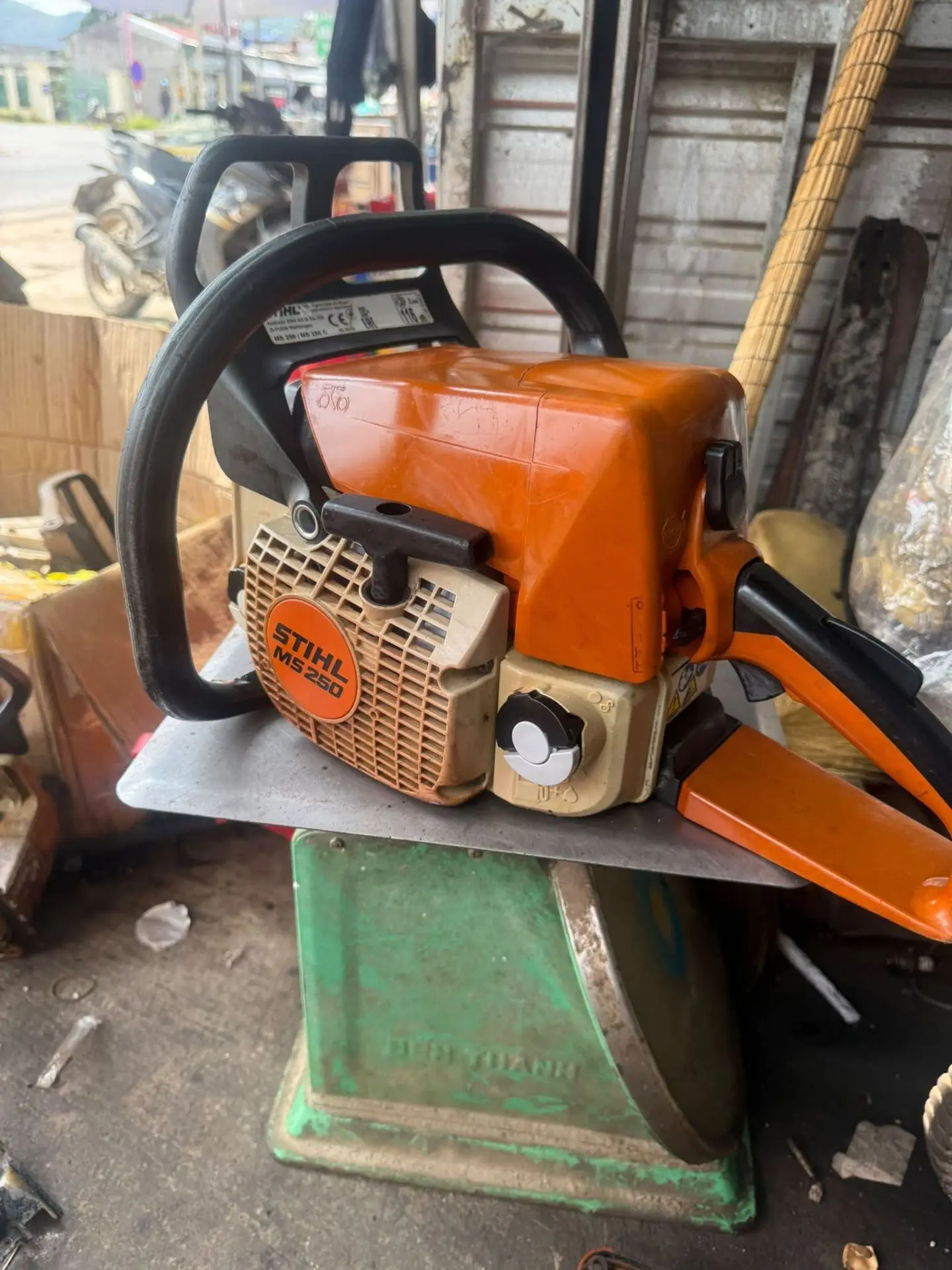 Почему STIHL 250 бьет в обратку ?