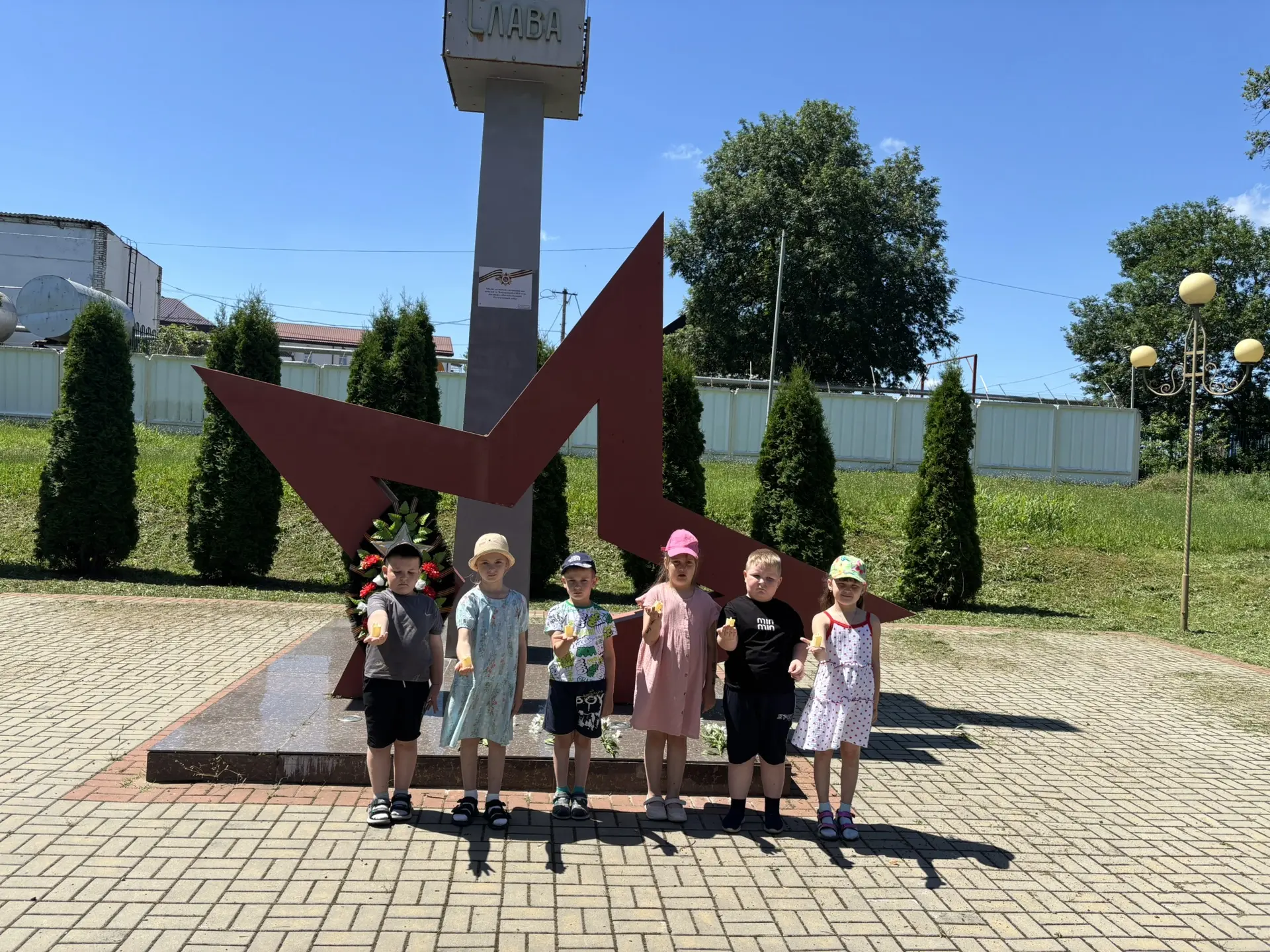 Сегодня, 22 июня, в День памяти и скорби, воспитанники нашего детского сада возложили цветы к памятн
