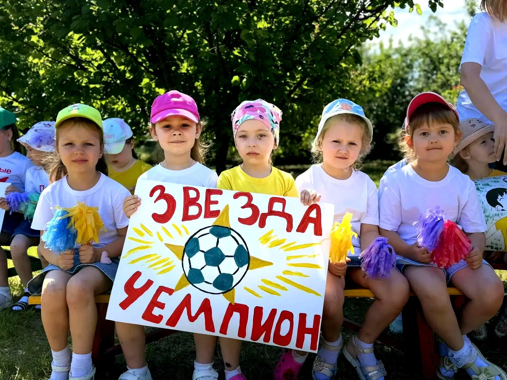 Друзья! В нашем детском саду состоялся дружеский матч по дворовому футболу! На спортивном поле срази
