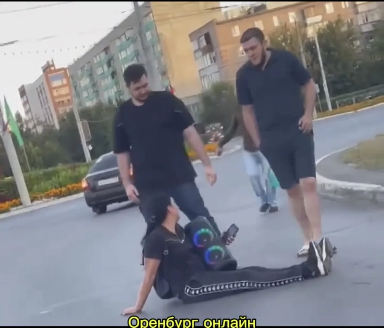 😱Женщина лежала на дороге около Севера и слушала музыку на колонке