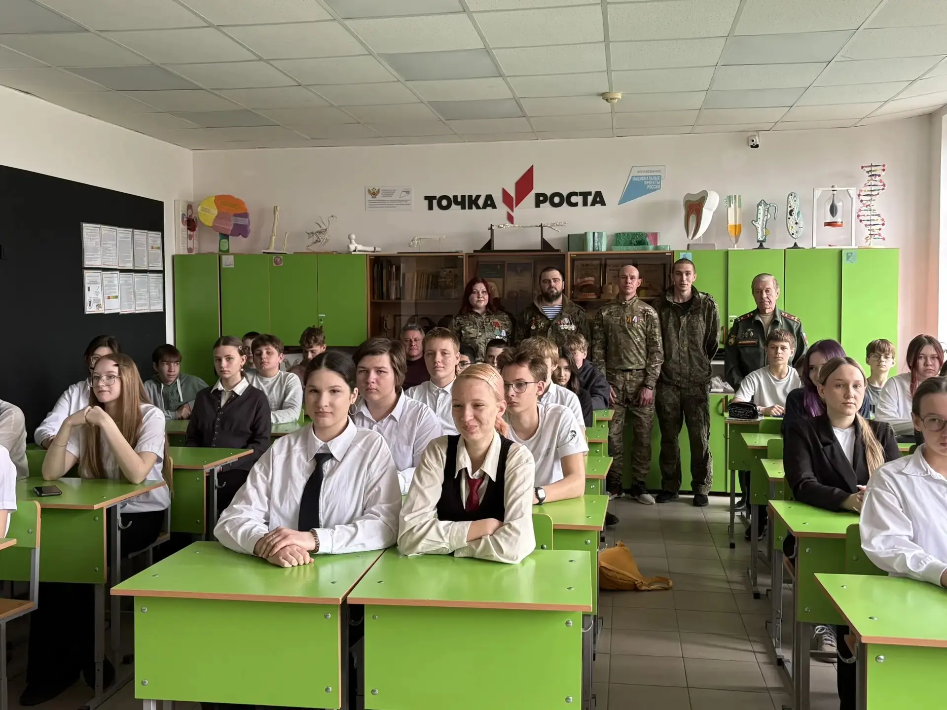 В МБОУ СОШ № 6 им. И.Т. Сидоренко 24 марта прошли три тематические встречи «Имя героя в памяти покол