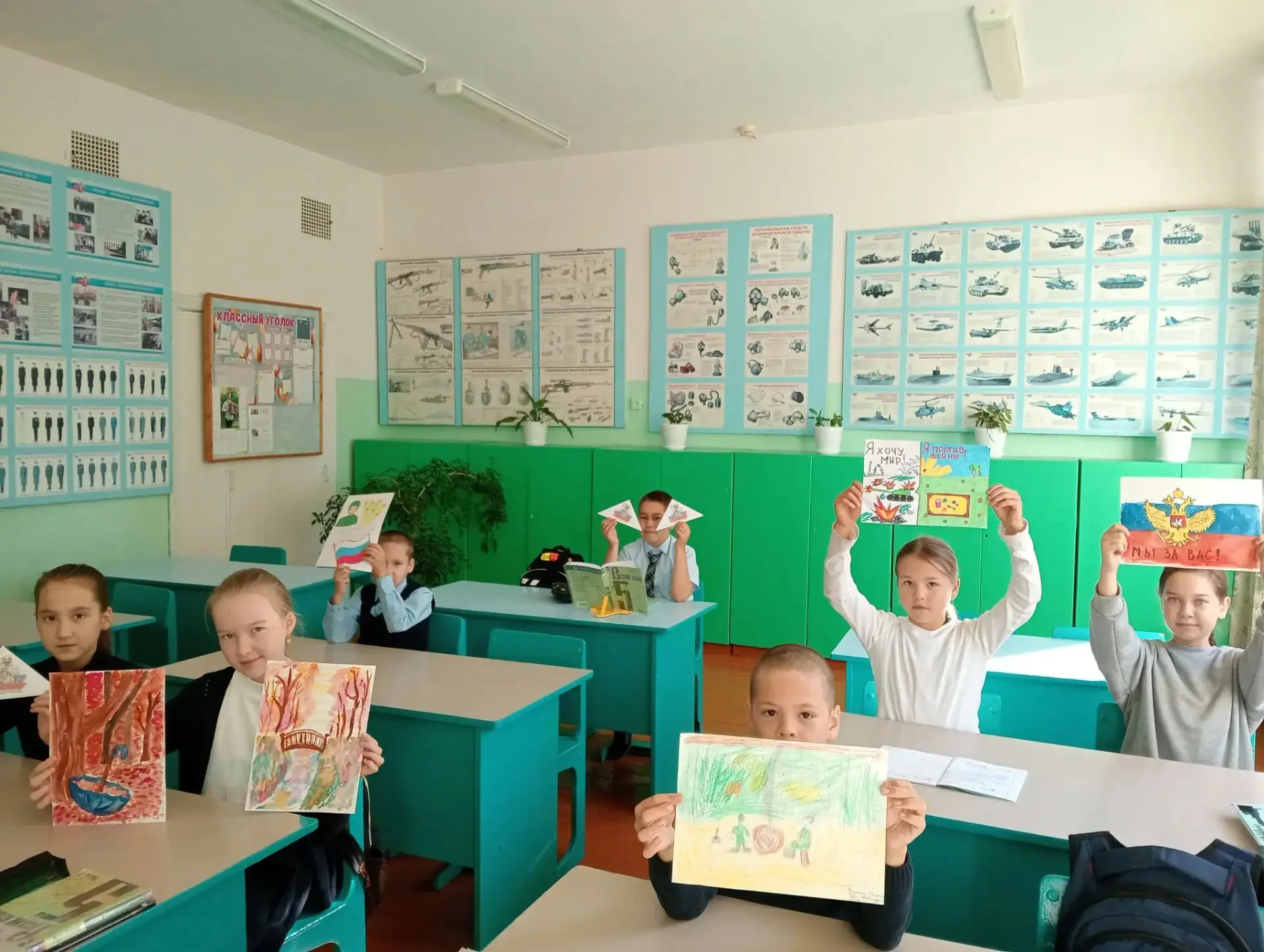 Тепло детских сердец: ученики нашей школы написали письма участникам СВО