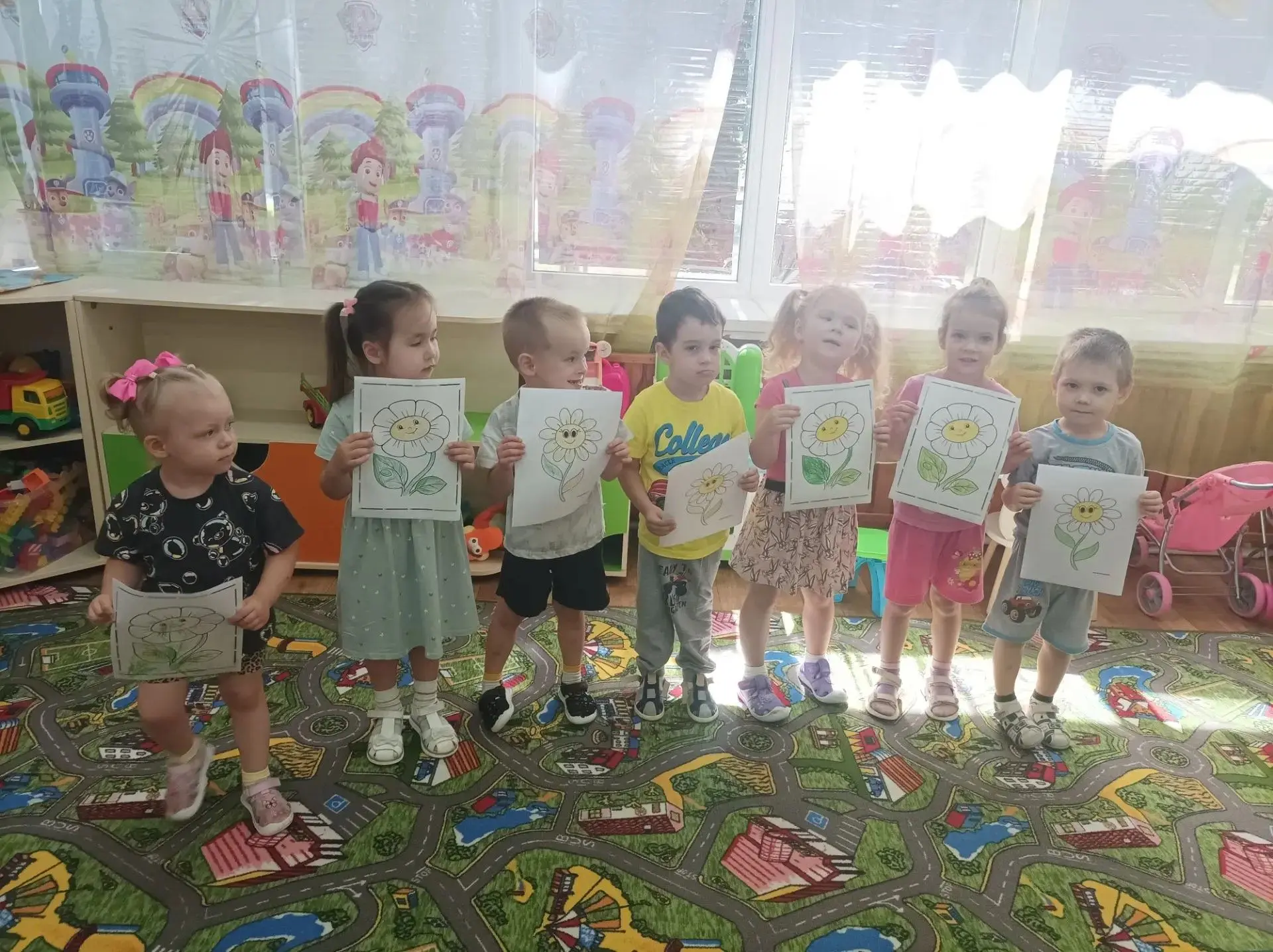 Праздник нежности и добра: День ромашек в нашей младшей группе! 🌼

Сегодня наша младшая группа прев