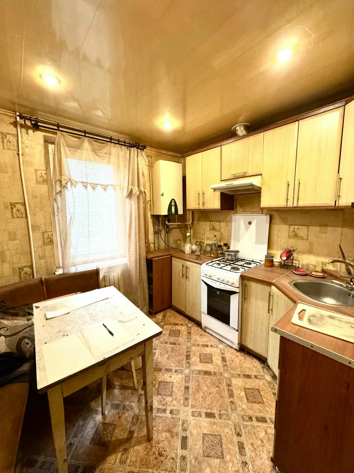 Продается 1 к-к в г. Луганске на 1 Микрорайоне. Общая площадь 34 кв. м. Квартира распол...