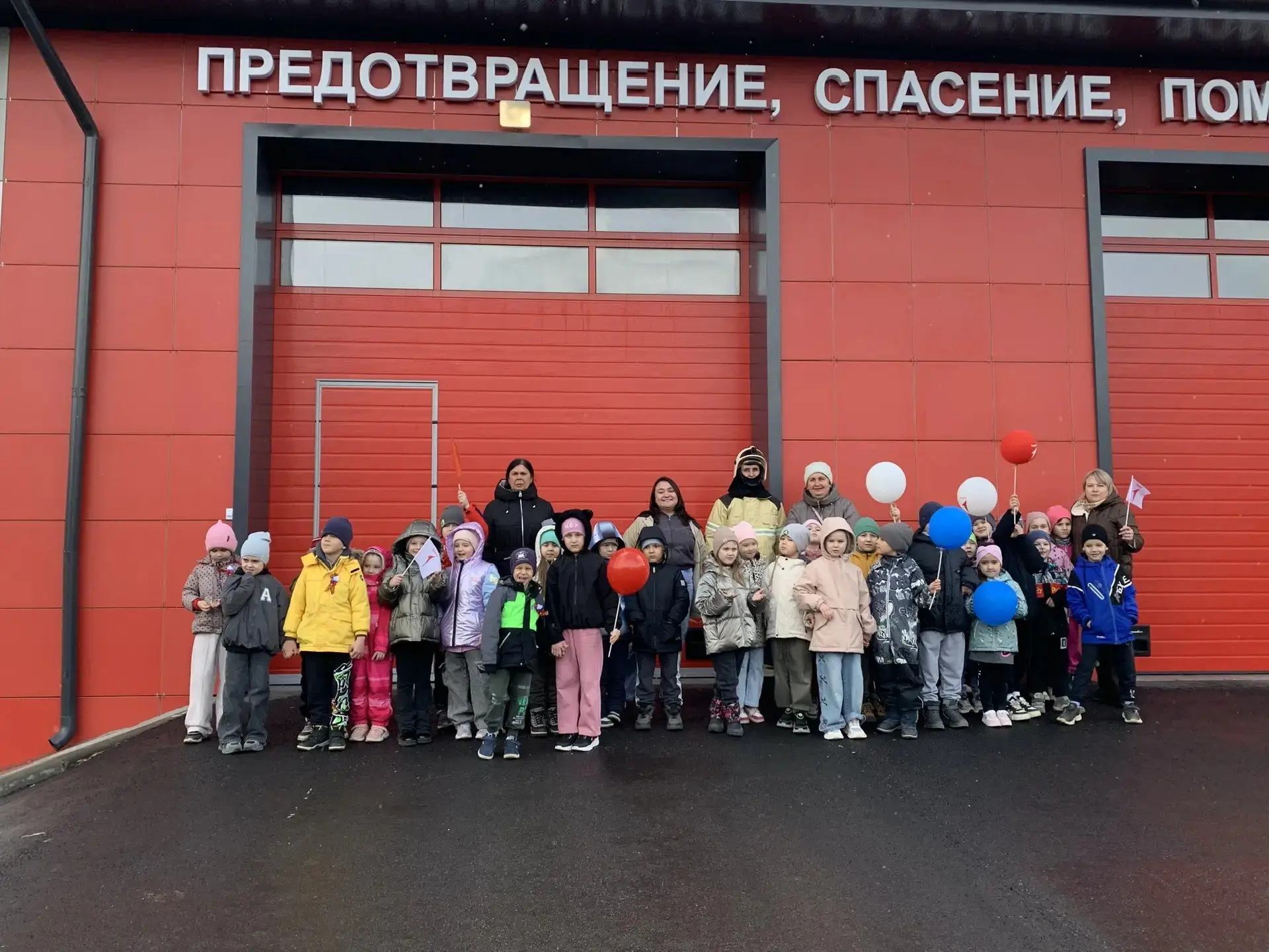 В предверии профессионального праздника пожарных, дети подготовительных к школе групп М...