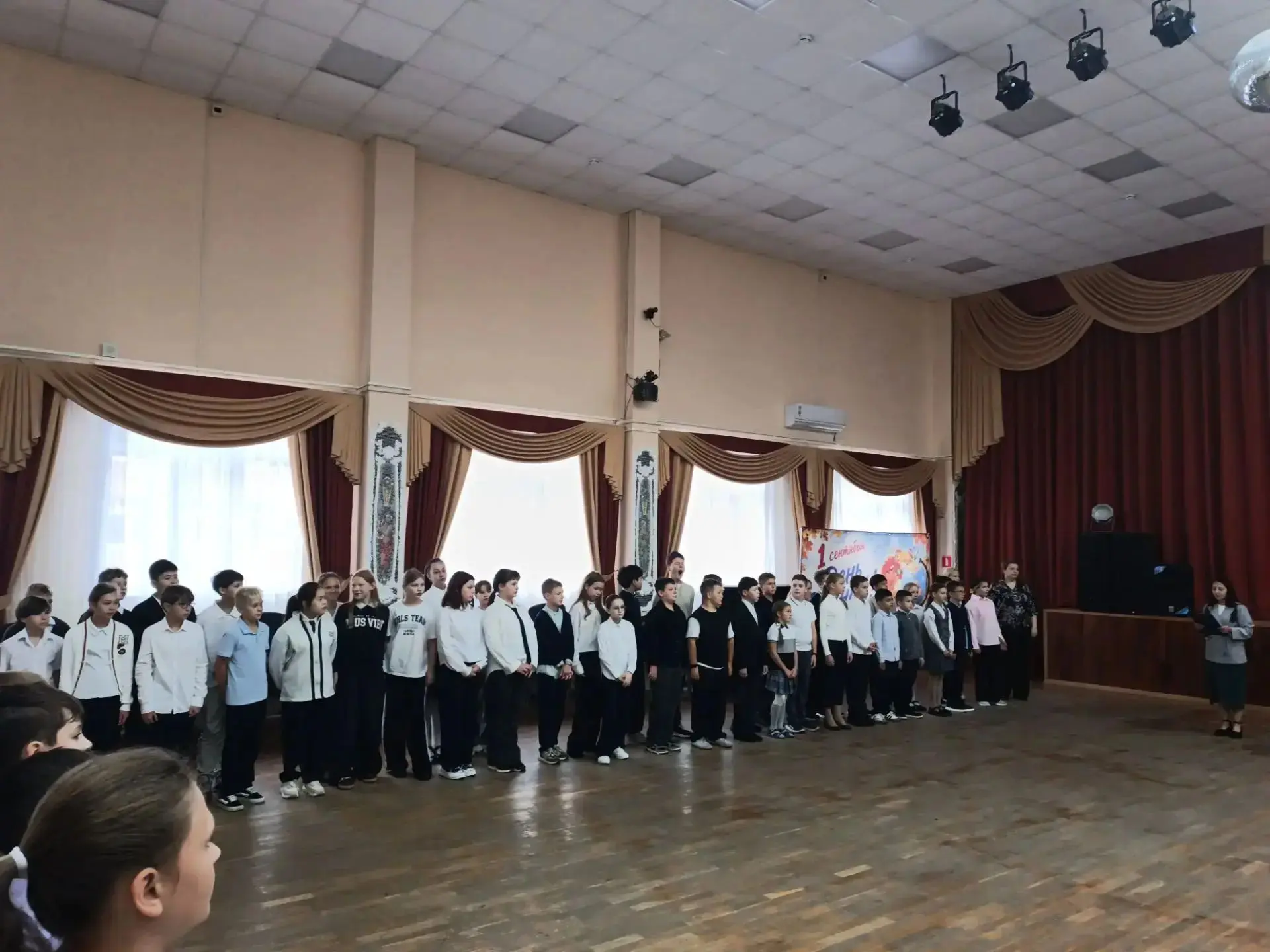 7 сентября в актовом зале МОУ гимназии №4 прошла традиционная торжественная линейка, по...