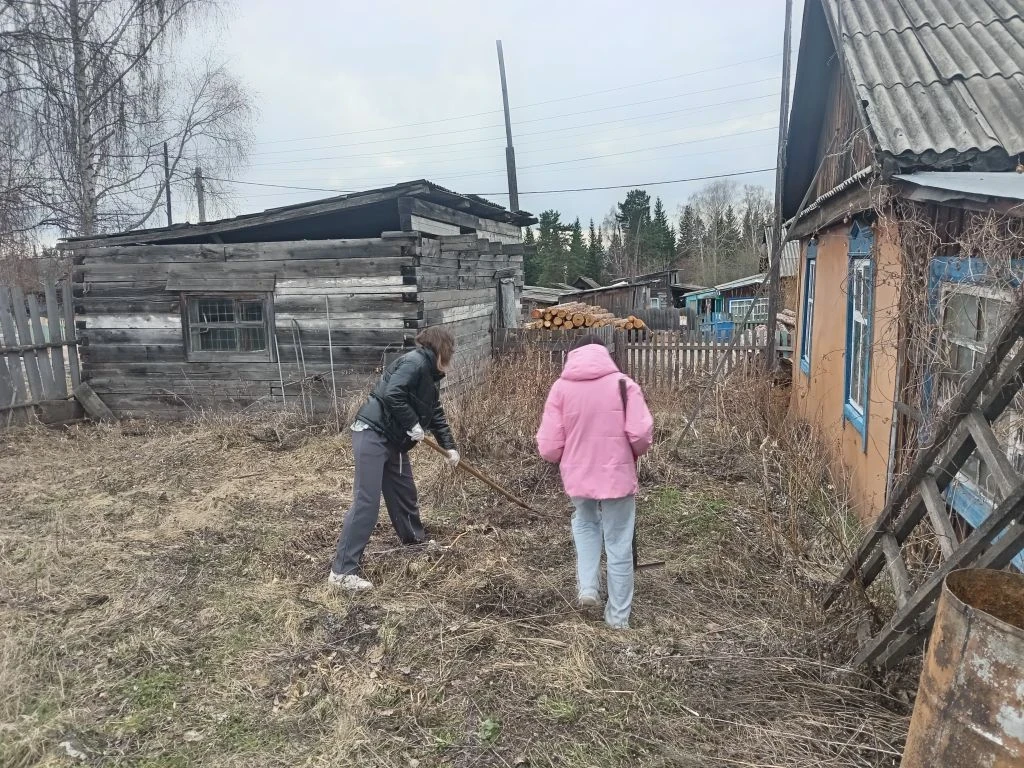 Волонтеры нашей школы оказали помощь одиноким пожилым людям в наведении порядка на приусадебных учас