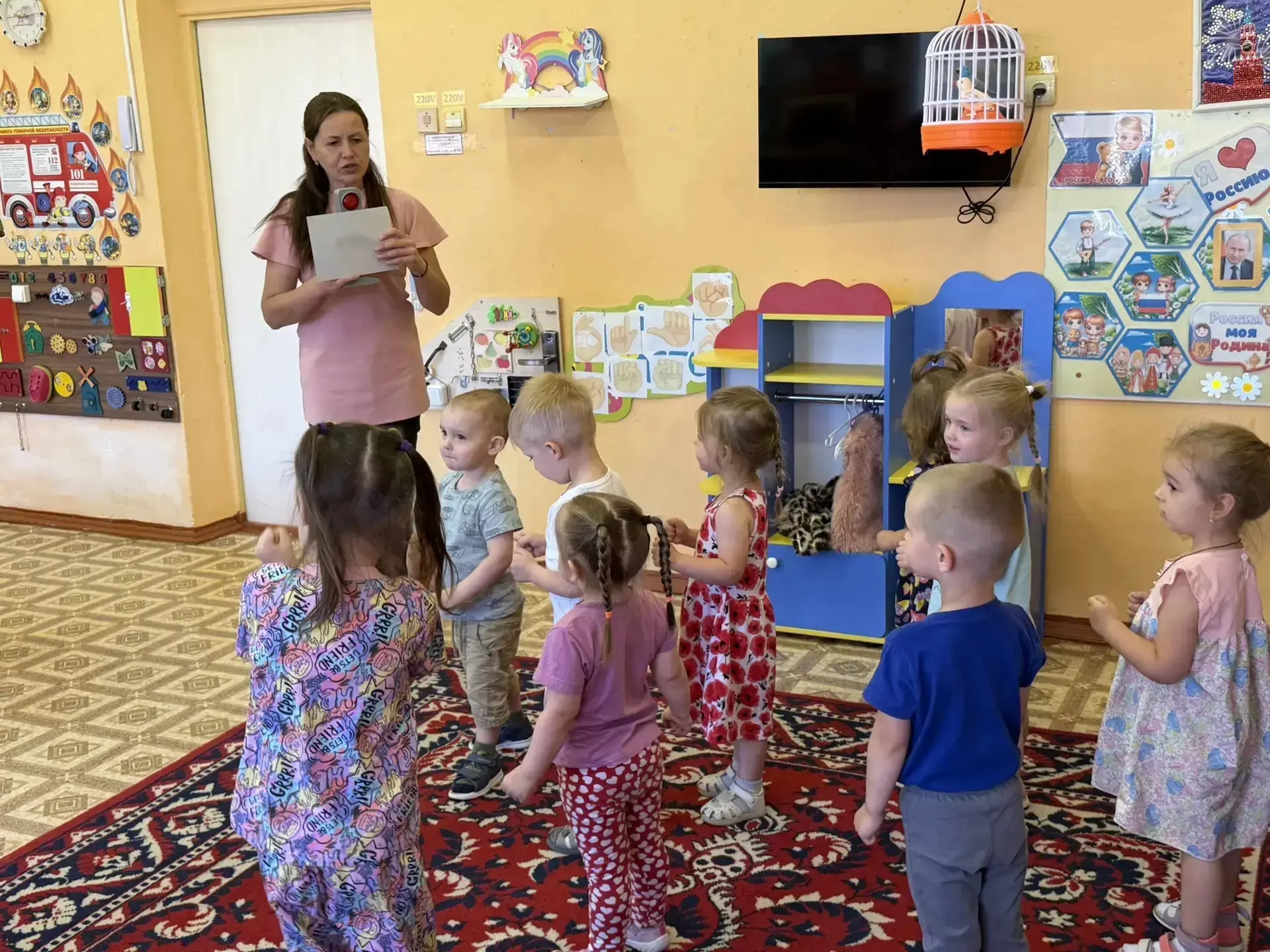 В младшей группе  прошел тематический день  по ПДД с целью формировать у детей элемента...
