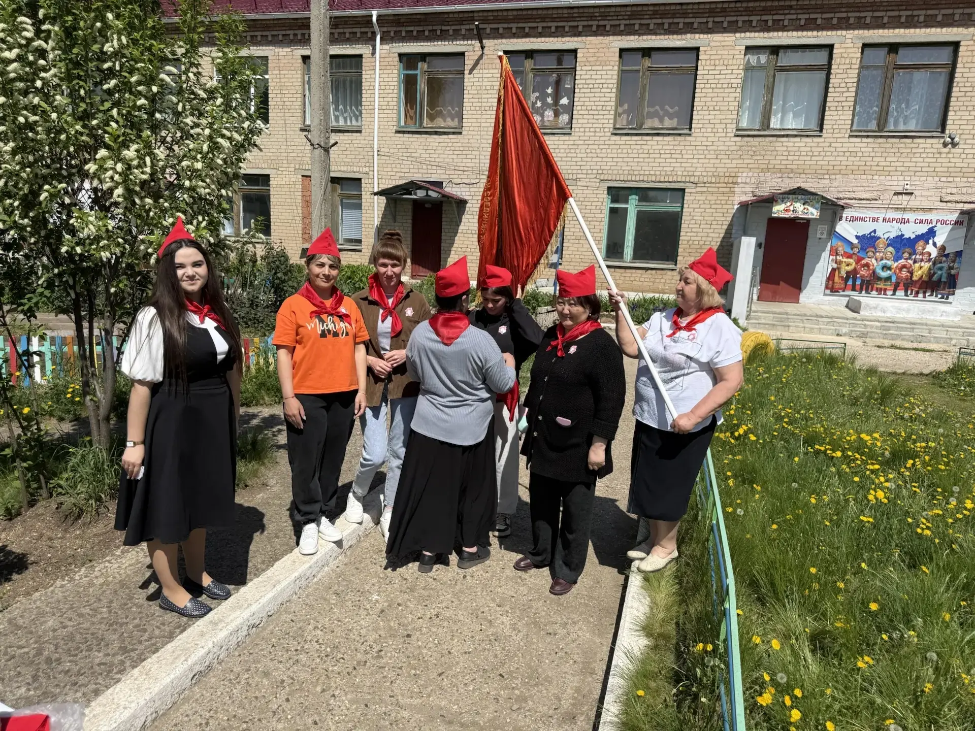 Сегодня в нашем детском саду утро началось необычно и торжественно. В гости к сотрудник...