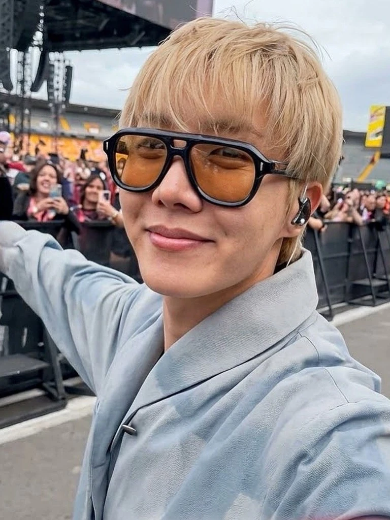 А вот и наш блондин Хоби во всей красе подъехал. ☀️