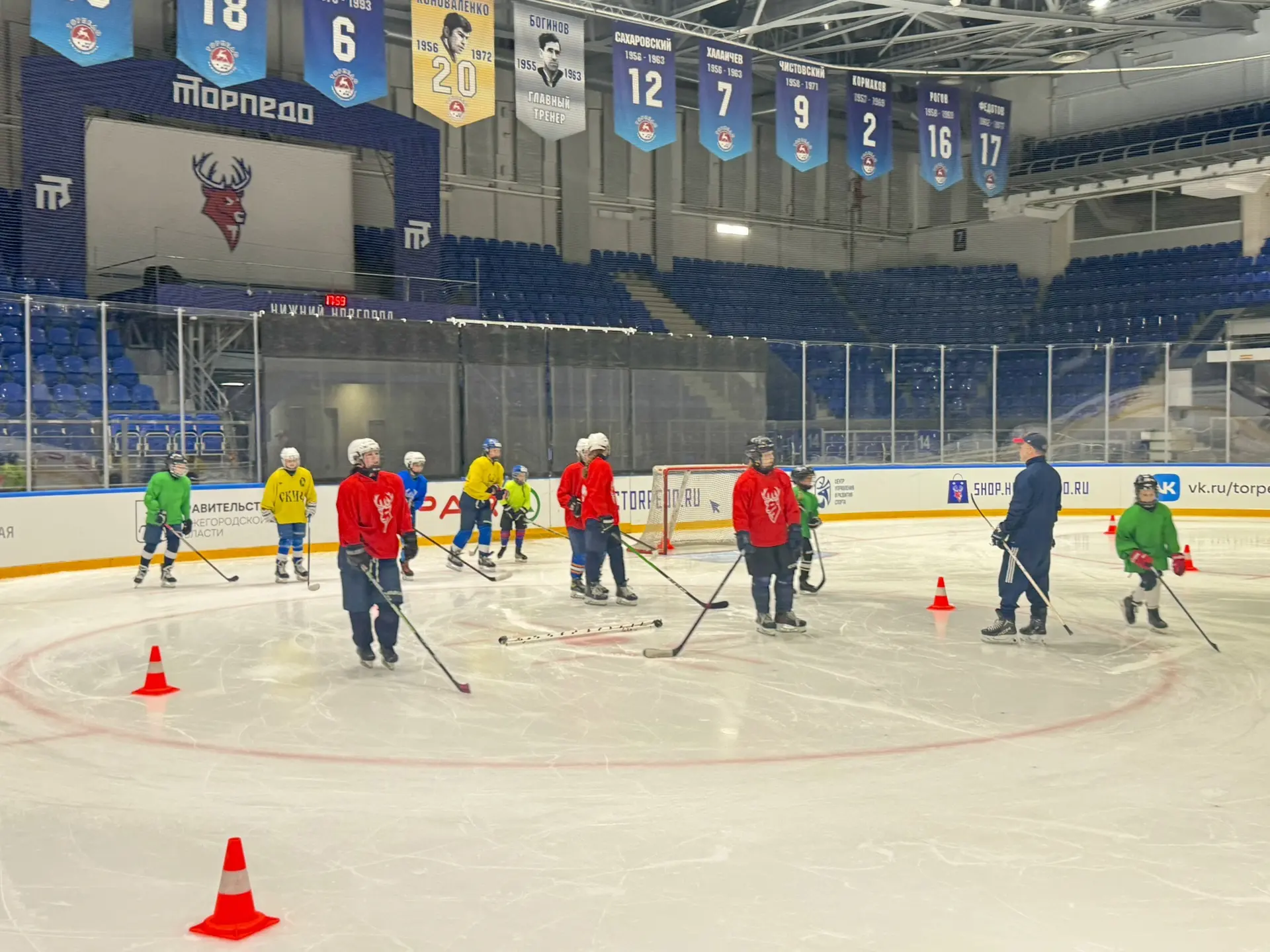 🏒Спортсменки отделения женского хоккея готовятся к новому спортивному сезону.