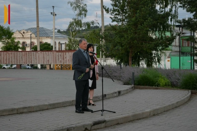 22 июня в 4 часа утра в Калаче на Аллее Героев состоялась акция «Свеча памяти». В ней участвовали пр