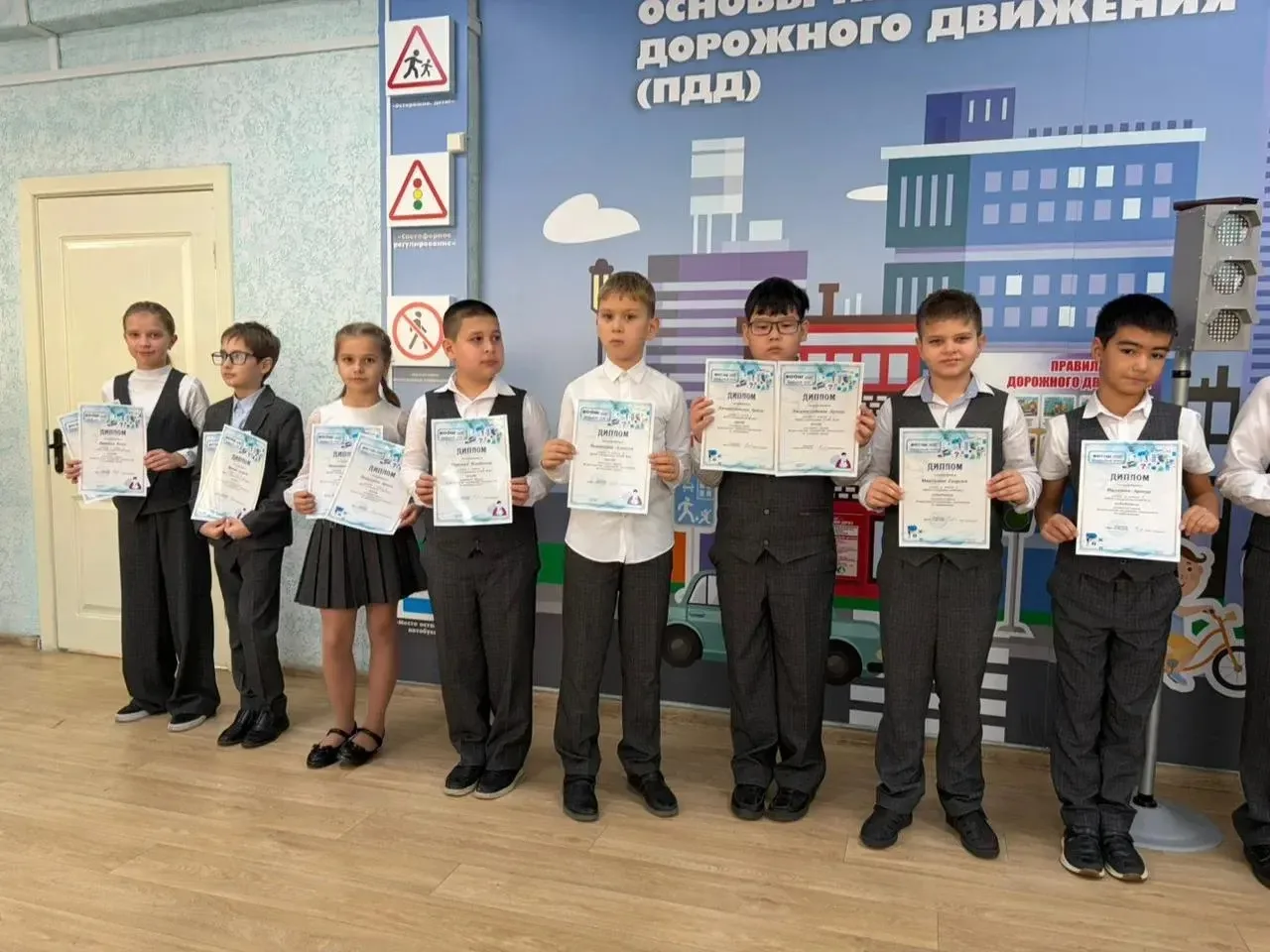 🔥Награждаем лучших!  🏆В последний день осени в начальной школе прошли линейки-награждения.   🤝Были о