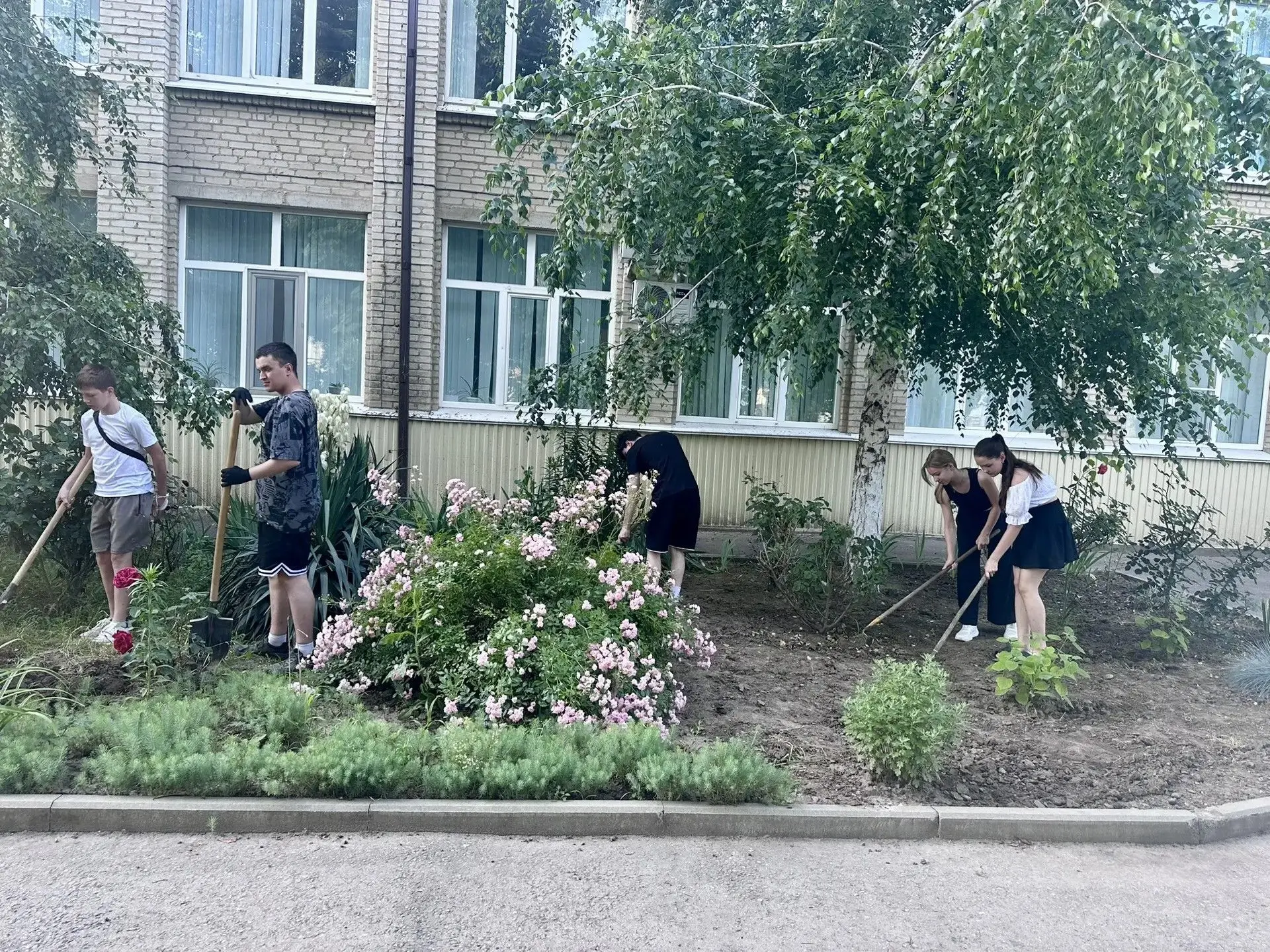 Трудовой десант в деле!

С отличным настроением и рабочим азартом учащиеся 9 «А» класса приступили к
