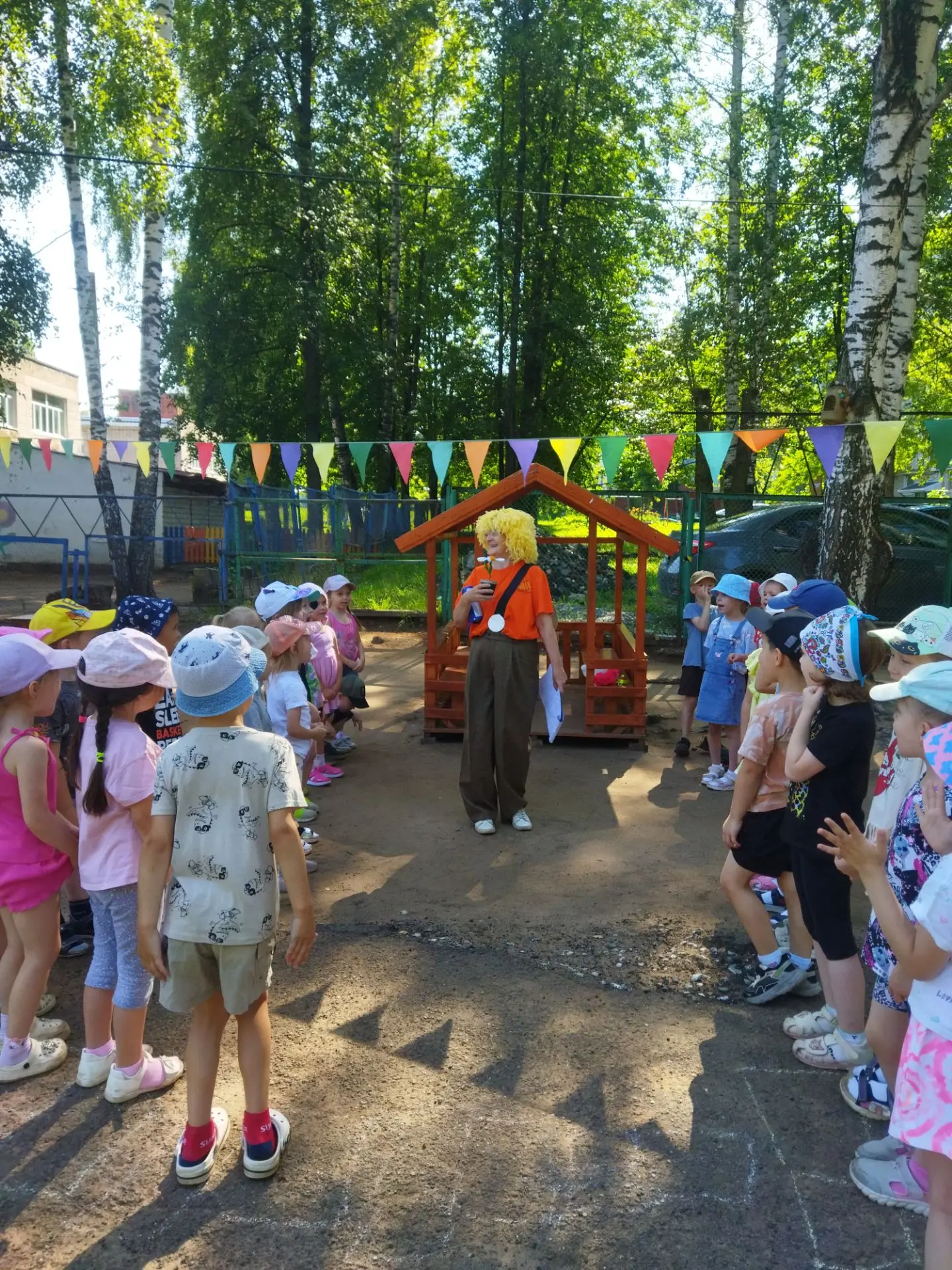 🎉Сегодня , в "День семьи,любви и верности" к ребятам групп "Ручеек"и "Облачко" прилетел Карлсон. Ре